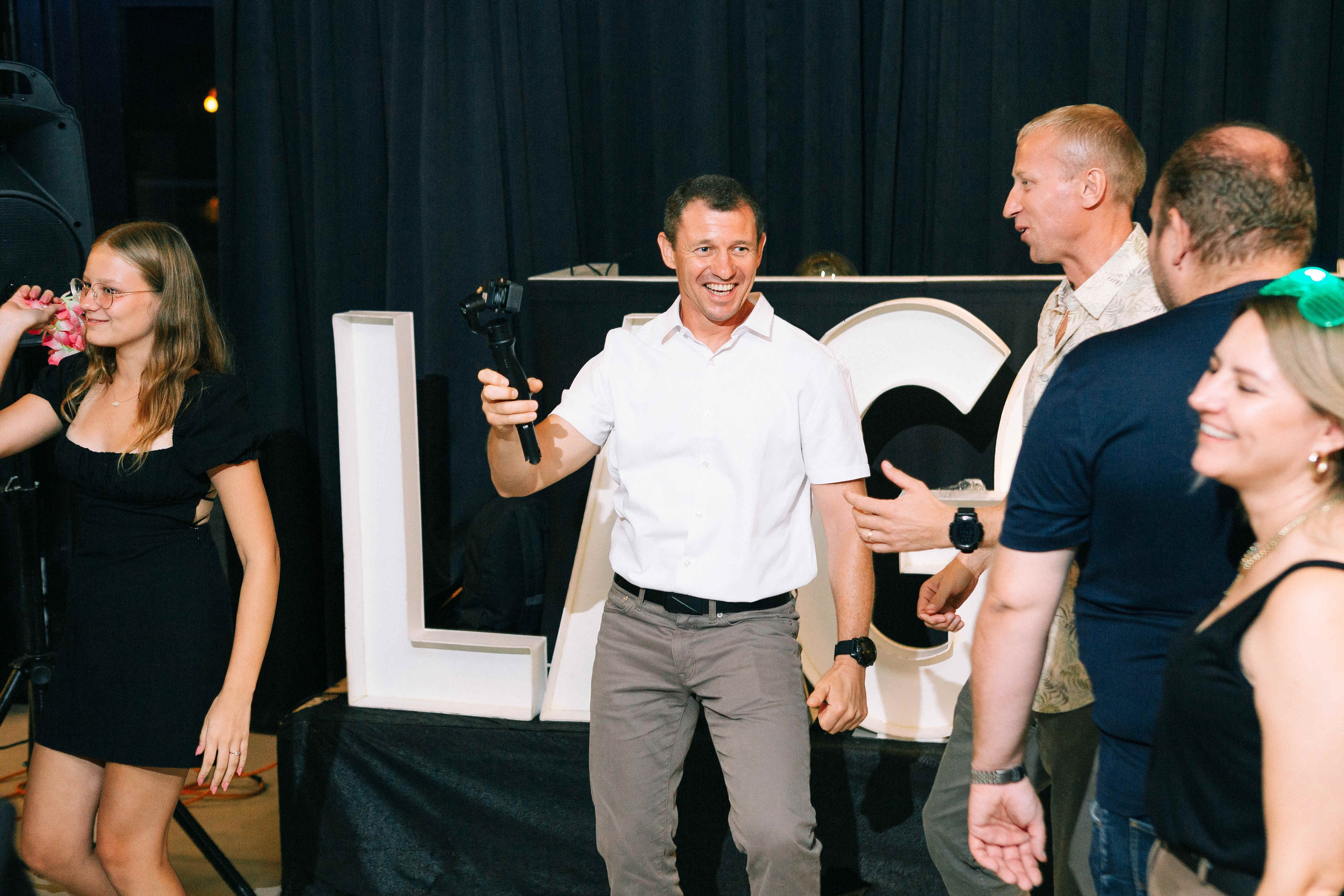 PARTY WITH FRIENDS. Https://shi-photo.com/