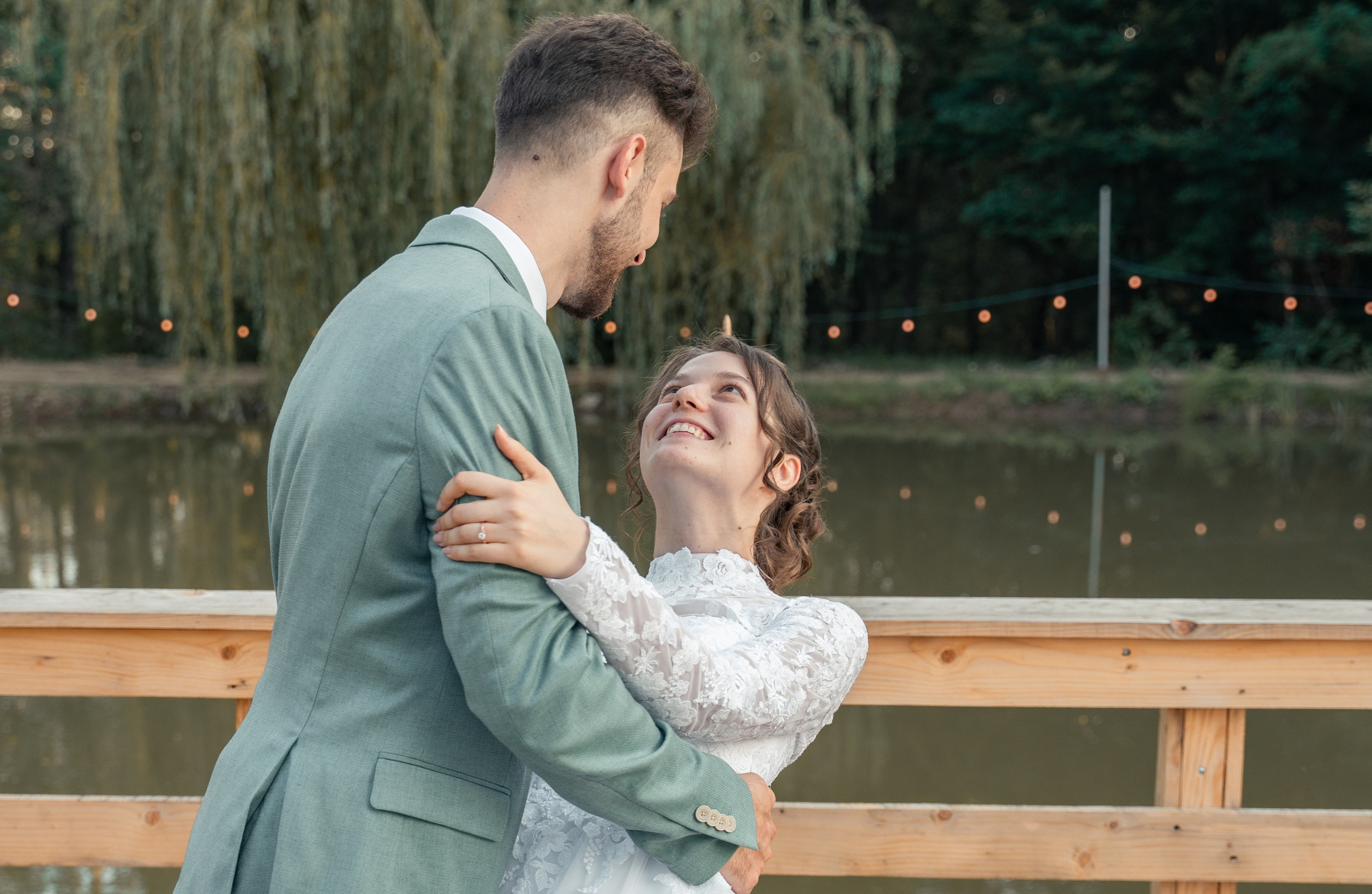 Miri dansând pe ponton, mireasa privind cu dragoste către mire, nuntă pe malul lacului, incadru.ro.