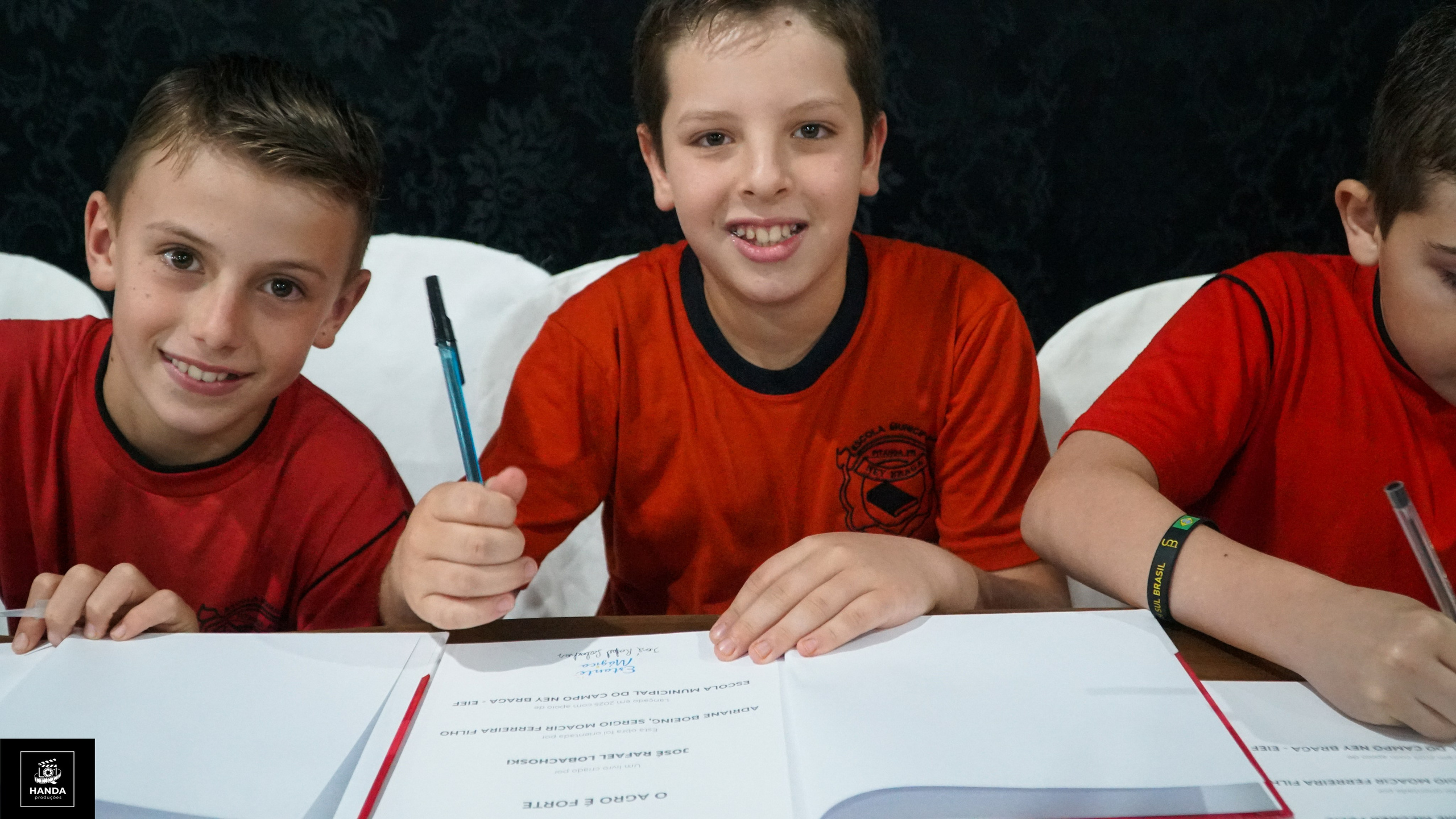 Noite autógrafos colégio Aurélio Buarque de Holanda. Handa Produções