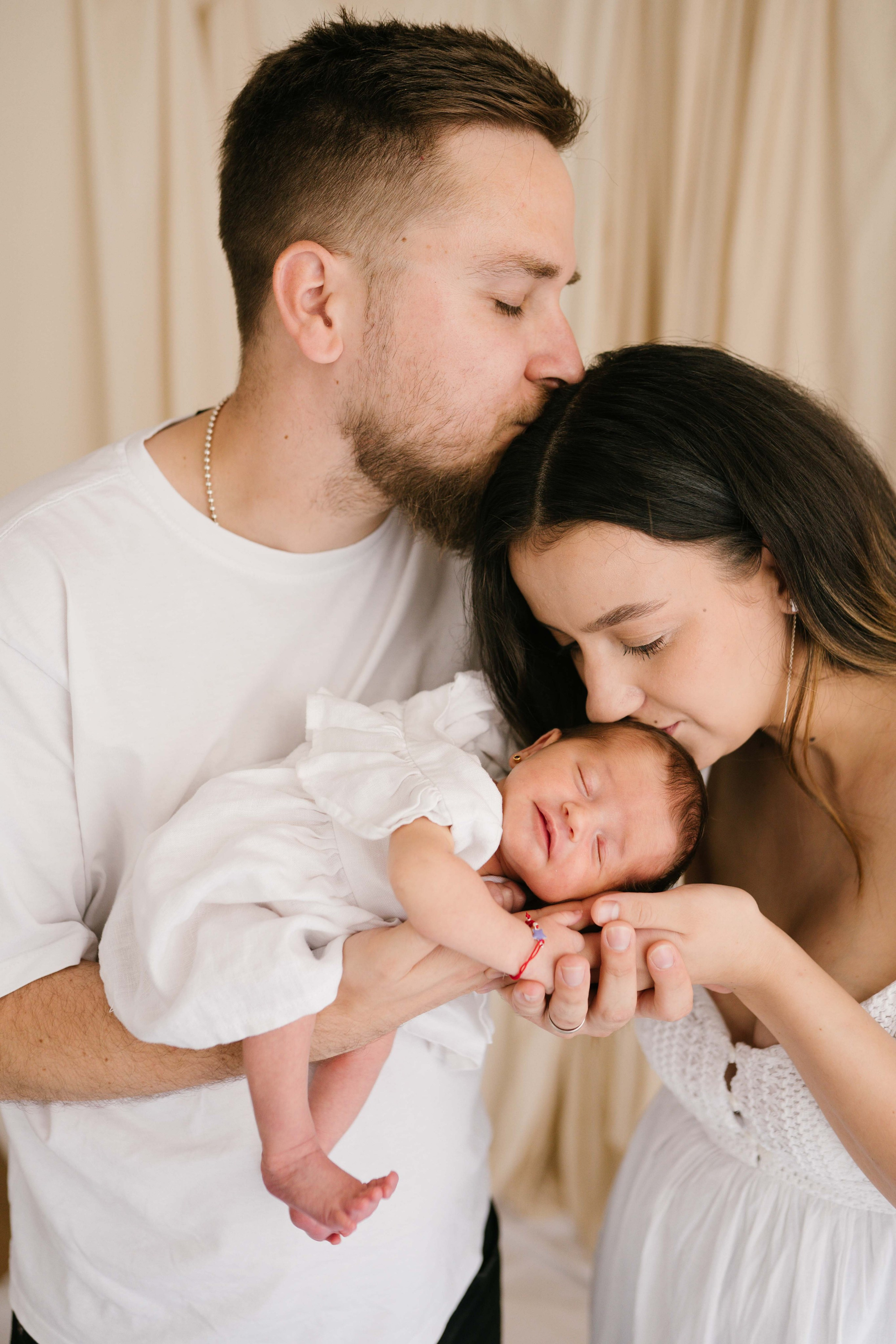 Inspira sesiune foto nou-nascut. Madalina Beda- Artist vizual, fotograf, doula la nastere, consultant babywearing Brasov si in toata tara