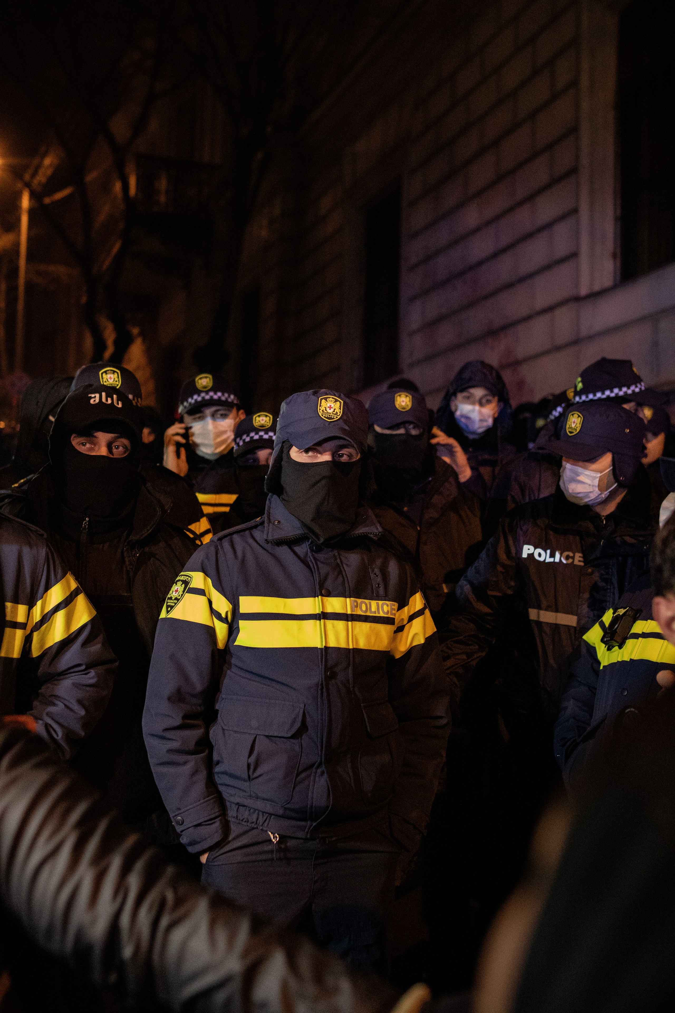 La Police est déployée devant le Parlement et font face aux manifestants.