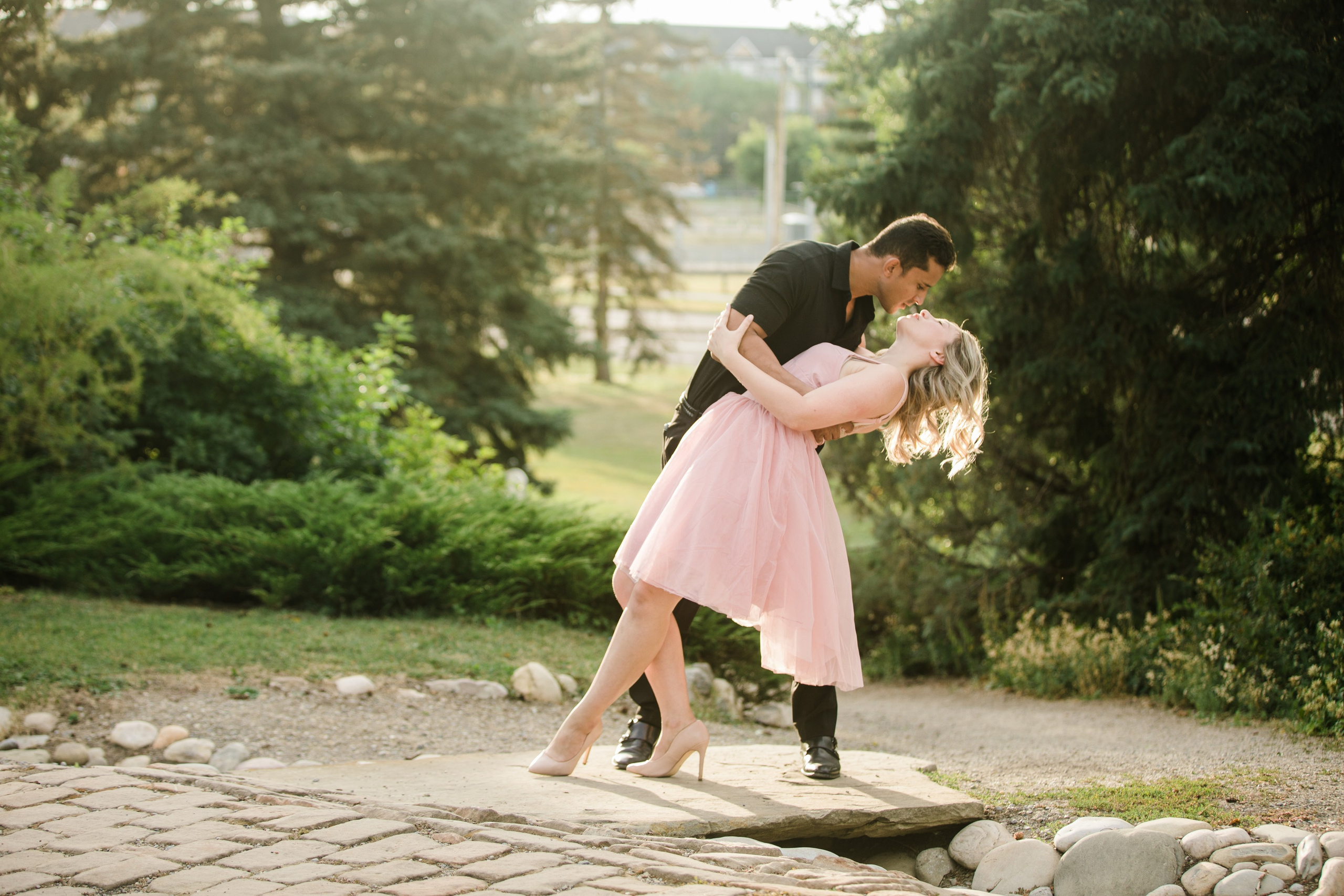 Dakota & Jerret — Engagement — Readers Rock. Fotografía accesible en Calgary
