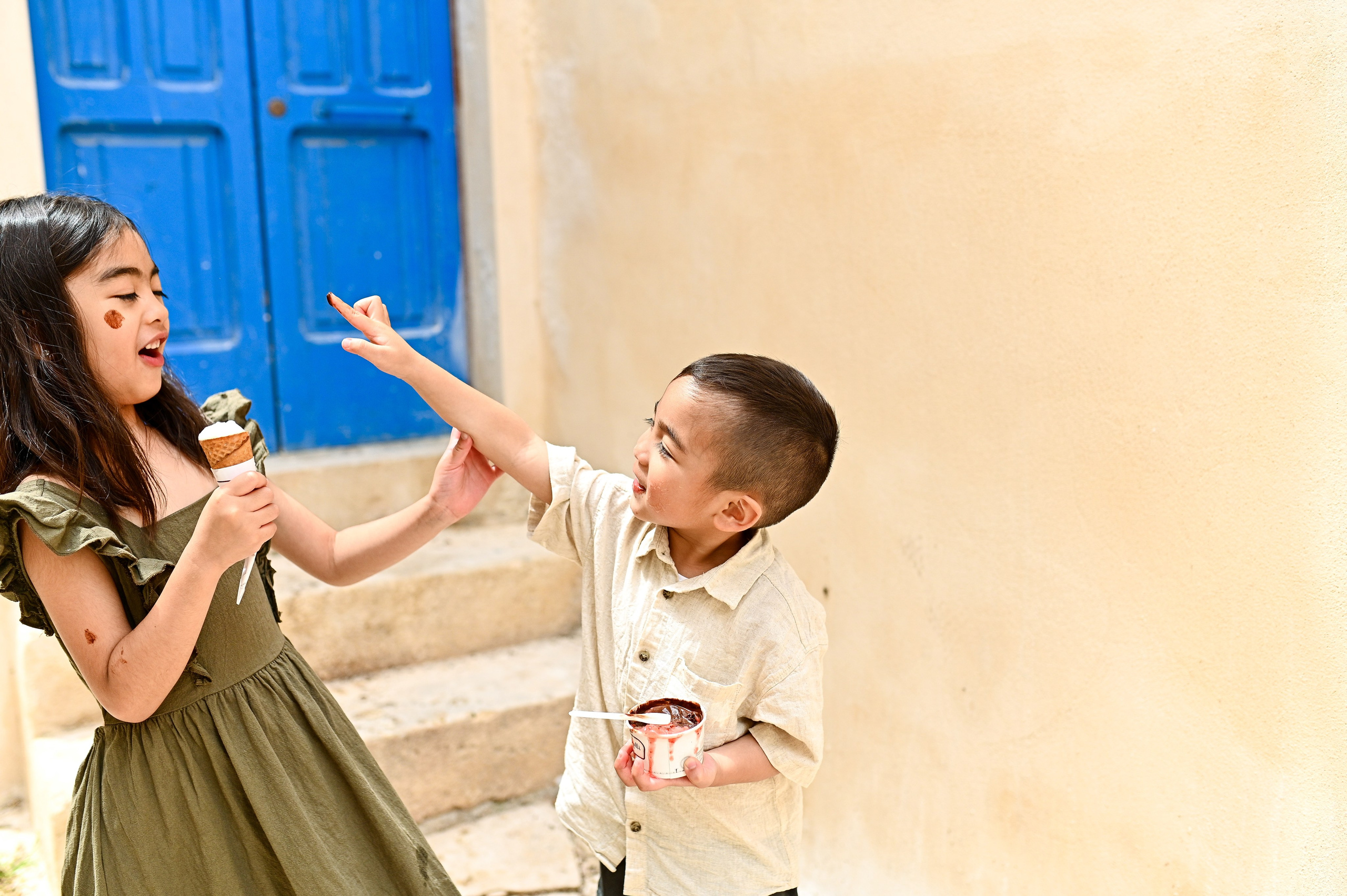 Family Photoshoot in Monopoli with Aiza and Jamie. Fotografa in Puglia e Roma — Servizi fotografici romantici in Italia