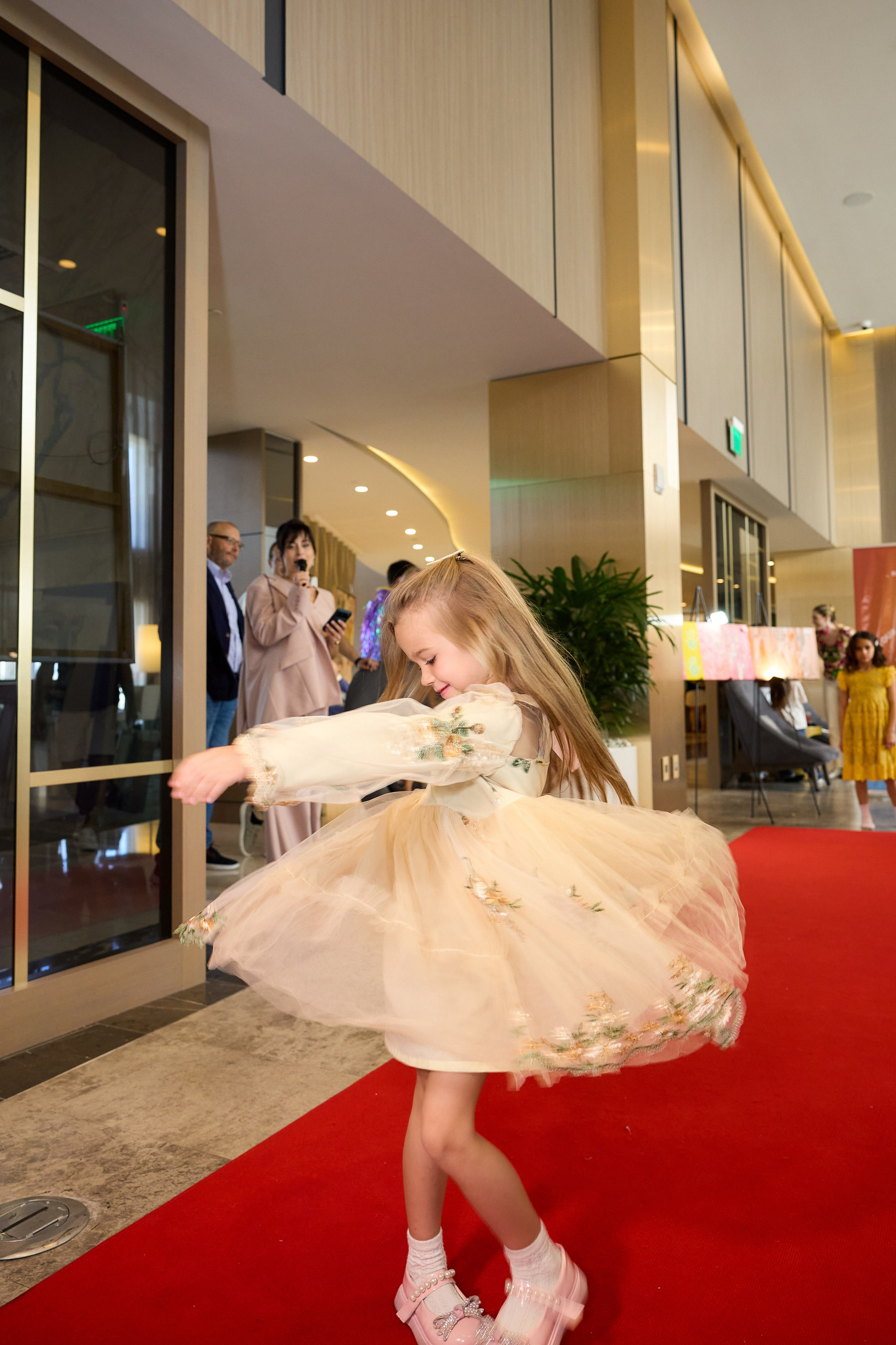 Авторская благотворительная художественная выставка Дианы Бортник. Фотограф Юлия Маковеева