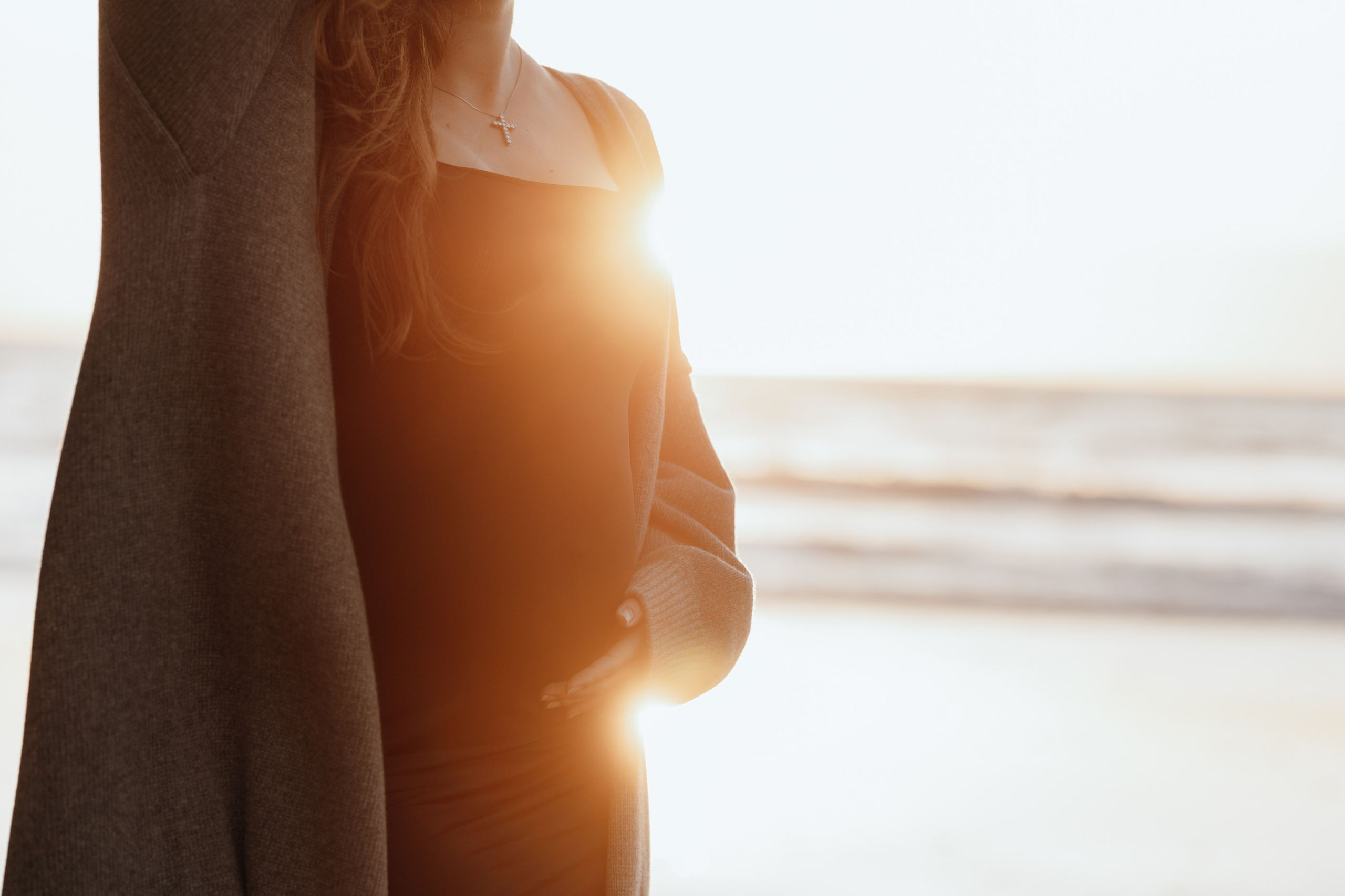 Sunset maternity photoshoot. Annah Louwagie — Lifestyle photographer for couples, families & brands | France & worldwide