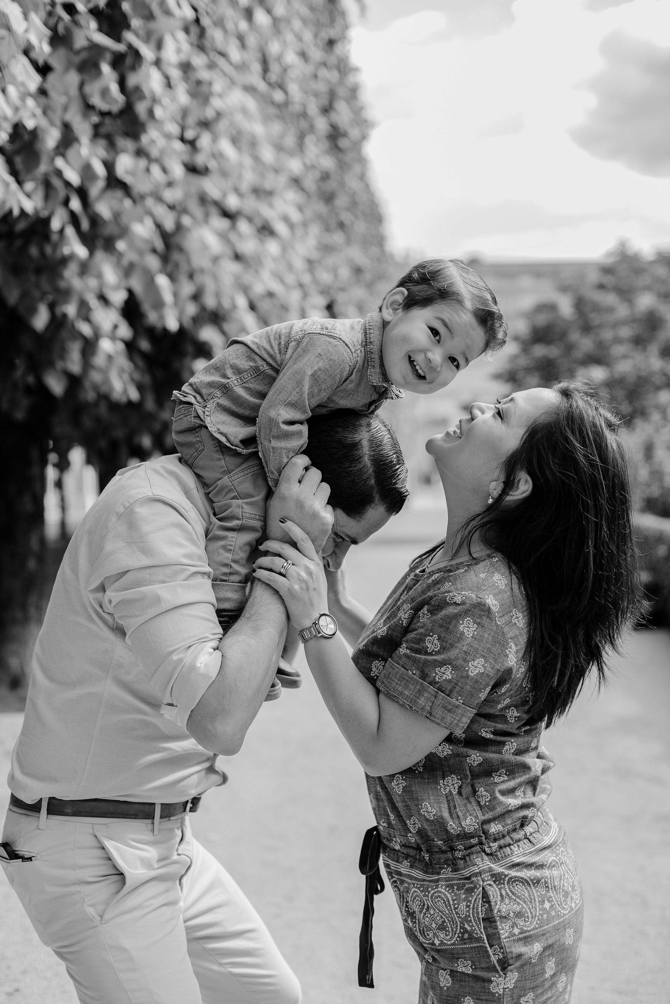 Chic family portraits in Palais Royal and Louvre area. Ksenia Marchand/ Lifestyle photographer in Paris