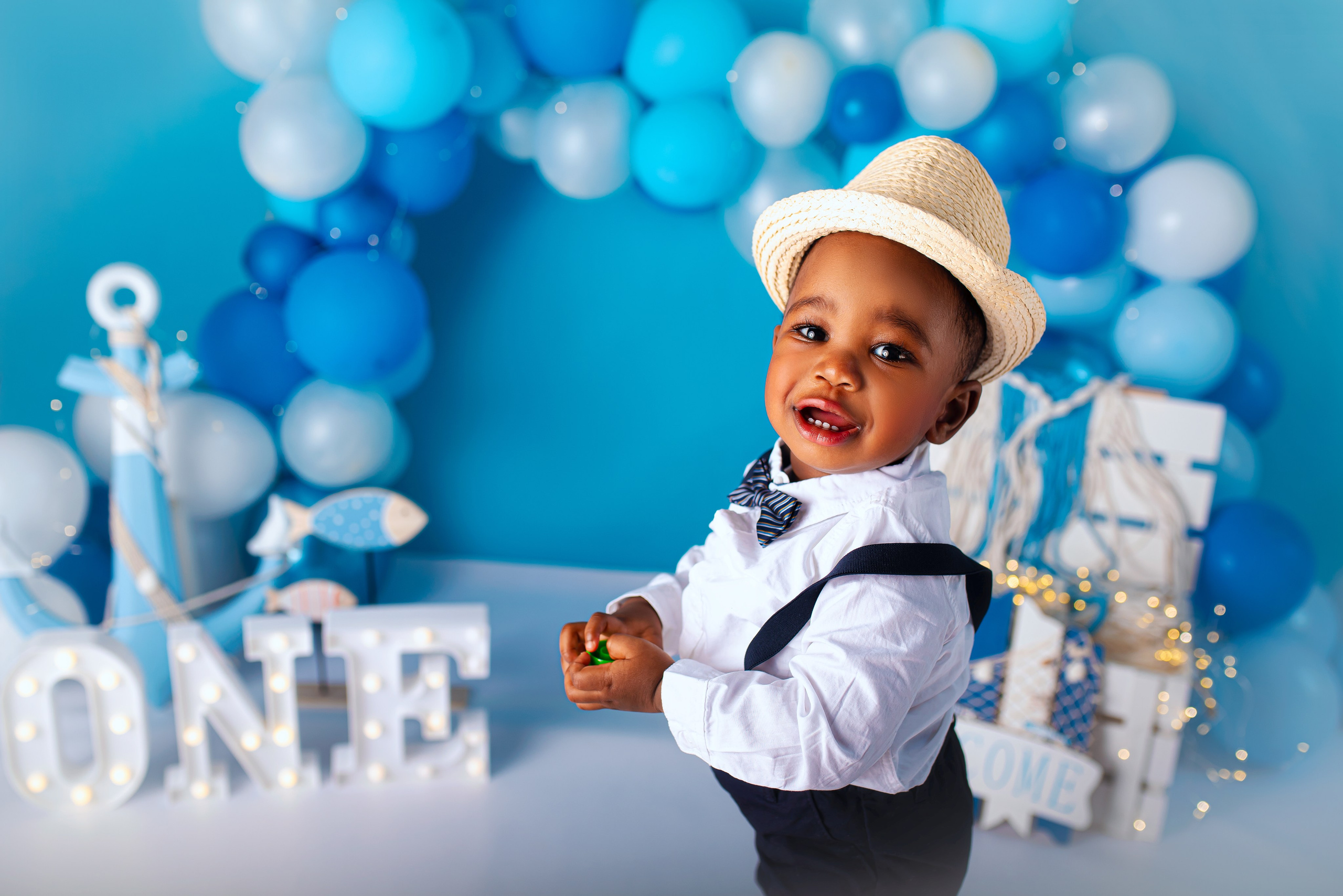 Cake smash photoshoot for One Year. Newborn photographer and Photography Educator in Prague Yana Stelmakh