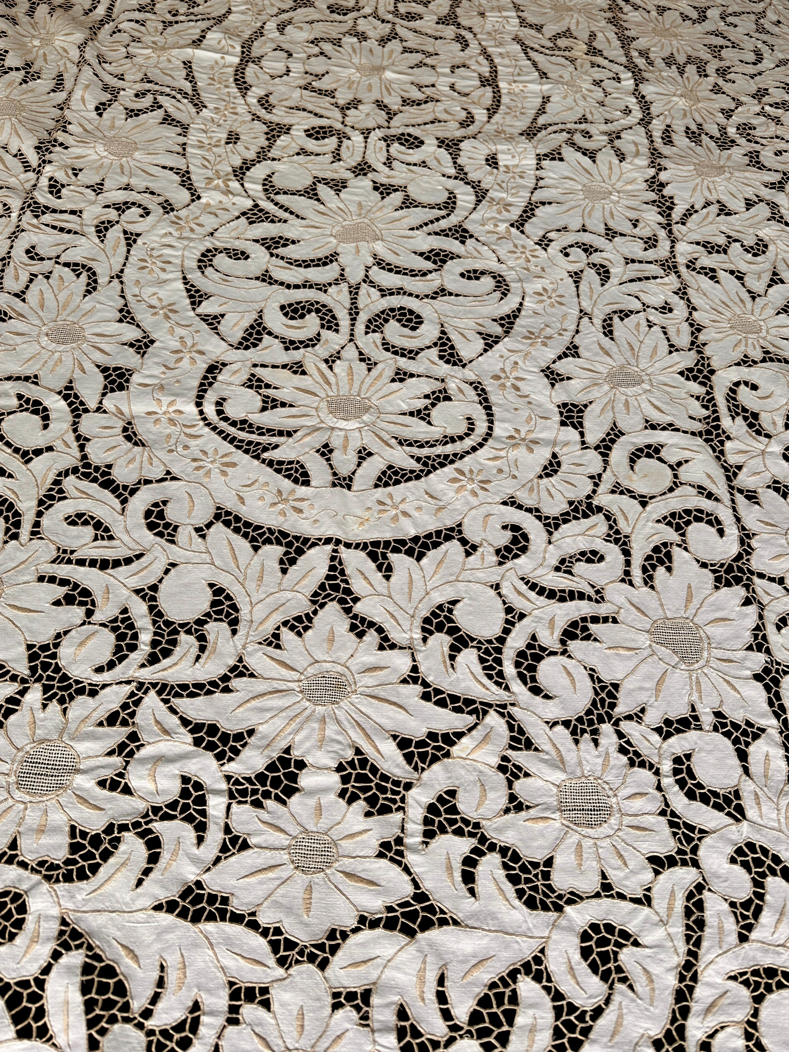 Textil1. Современнные и актикварные украшения в Барселоне, Москве и Санкт-Петербурге