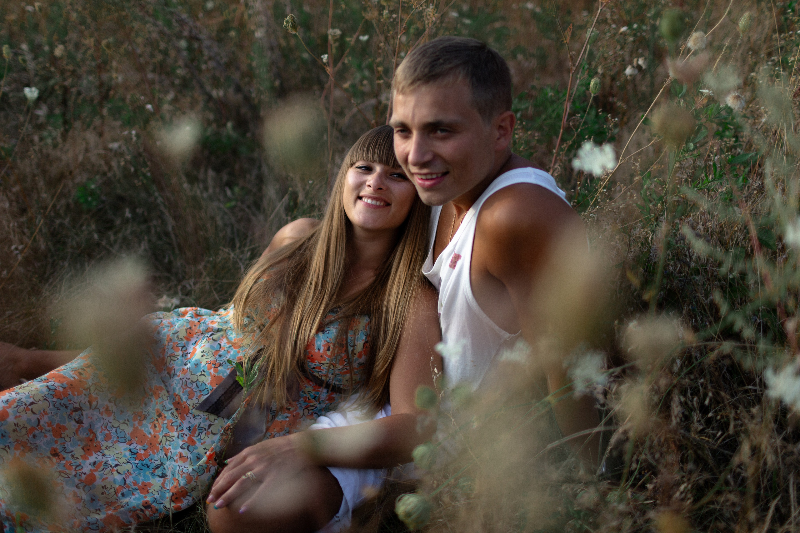 девушка нежно объятия лицо в траве влюбленный парочка взгляд круто нежно