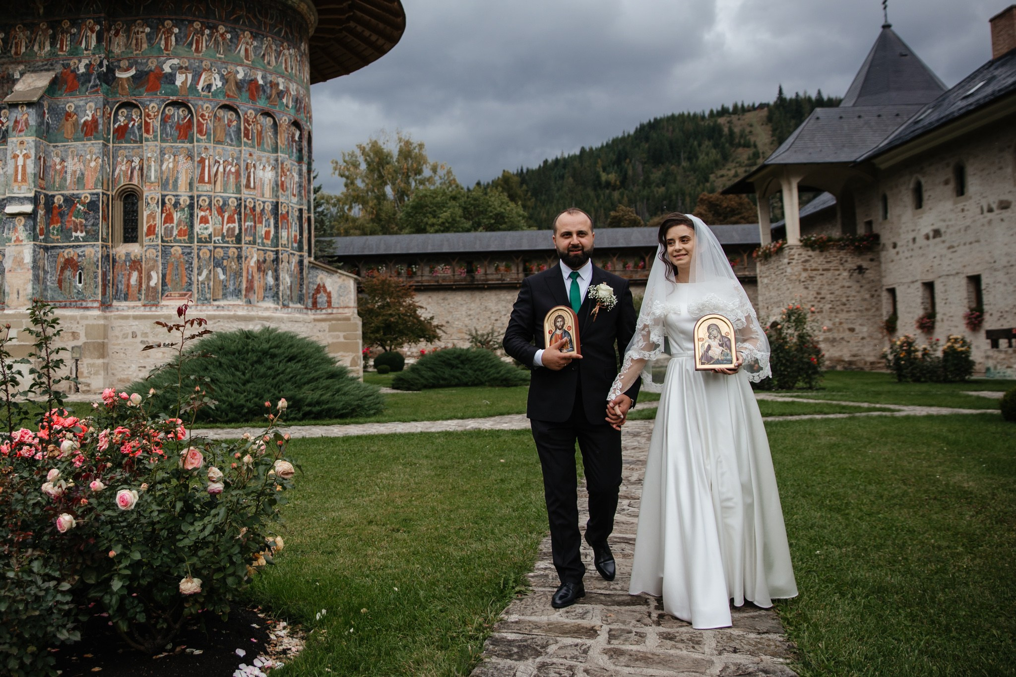 Nunta de Poveste la Sucevița: Cristi și Andreea. Servicii foto-video profesionale, pentru momente de neuitat