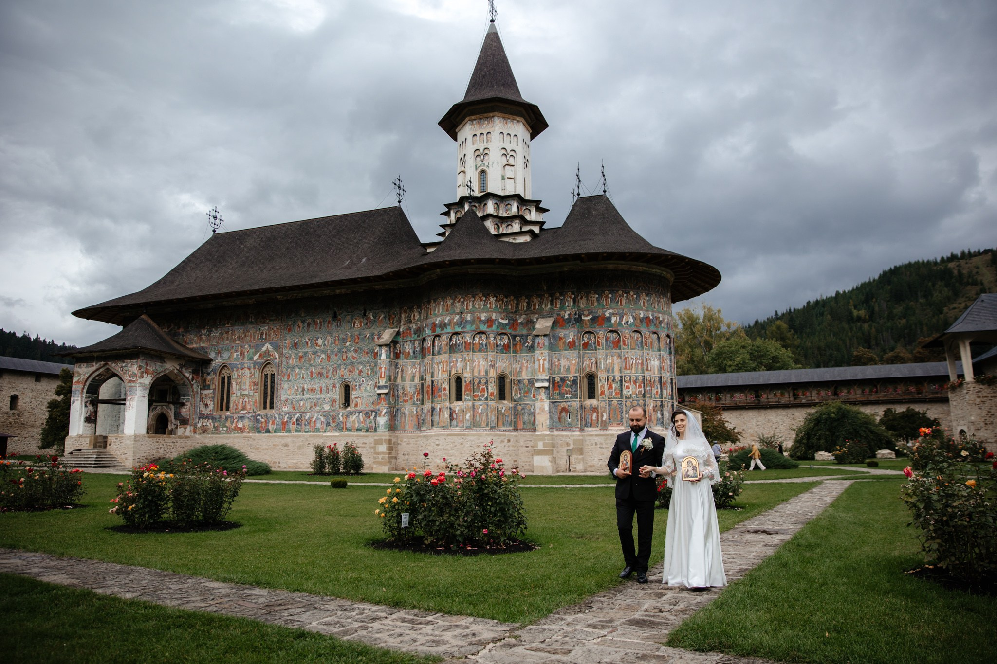 Nunta de Poveste la Sucevița: Cristi și Andreea. Servicii foto-video profesionale, pentru momente de neuitat