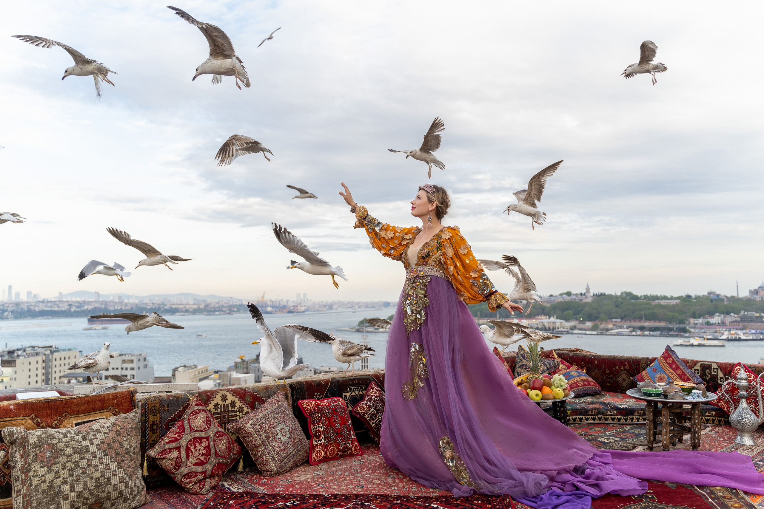Фотосессия в Стамбуле в фиолетовом платье в стиле Великолепный век на крыше с чайками