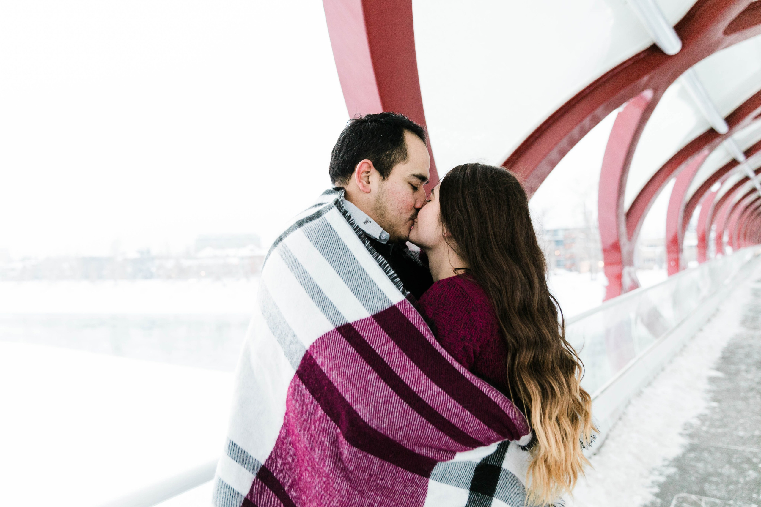 Iván & Andrada — Princes Island Engagement. Fotografía accesible en Calgary