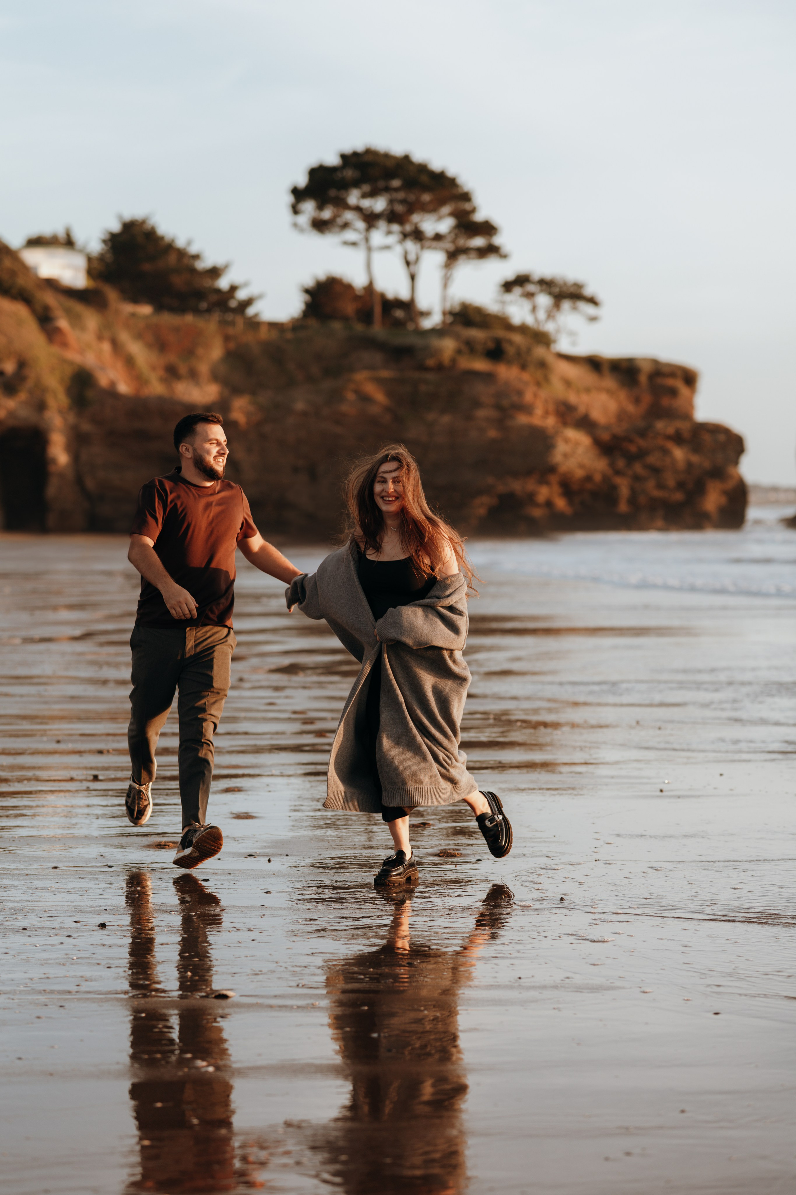 Sunset maternity photoshoot. Annah Louwagie — Lifestyle photographer for couples, families & brands | France & worldwide