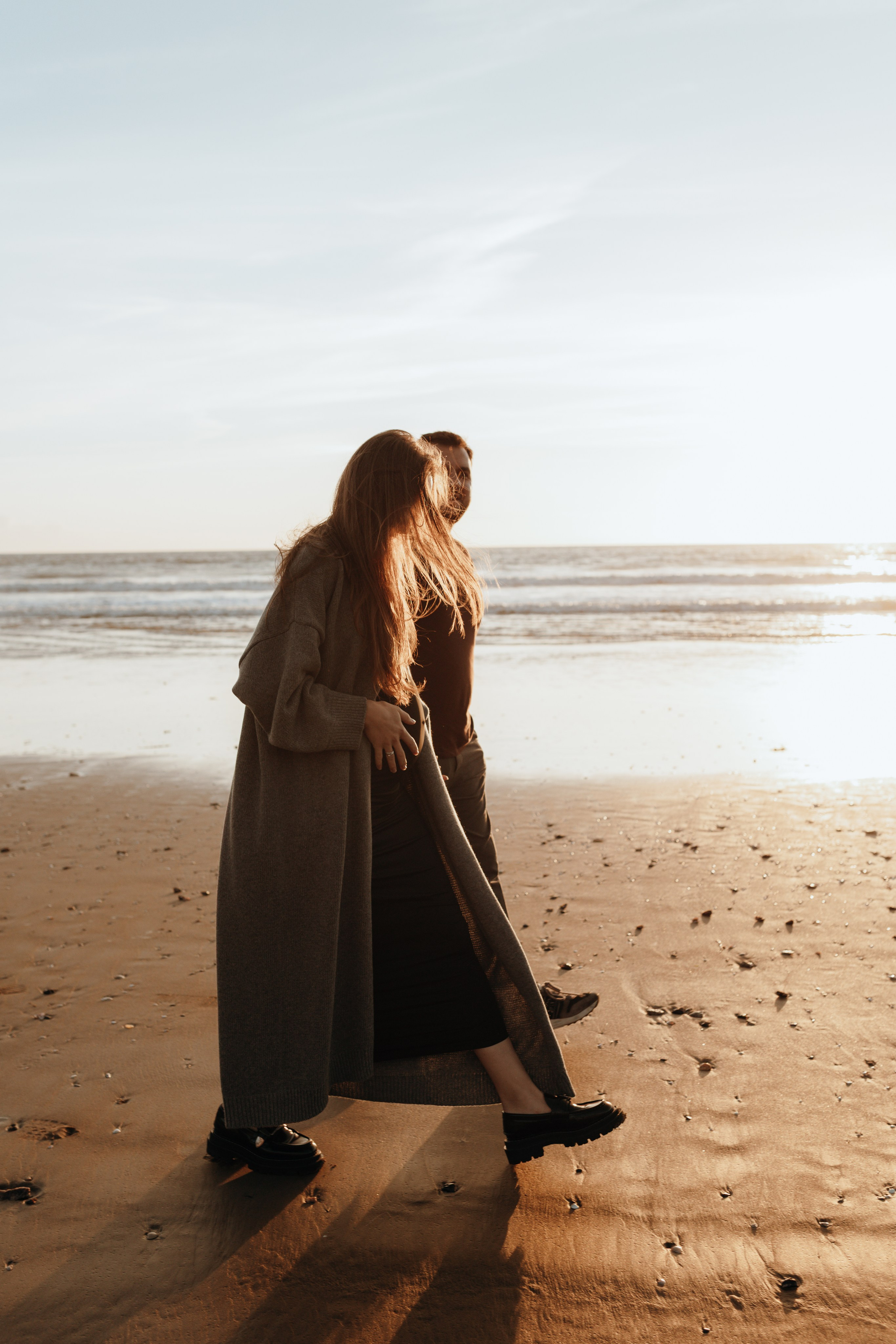 Sunset maternity photoshoot. Annah Louwagie — Lifestyle photographer for couples, families & brands | France & worldwide