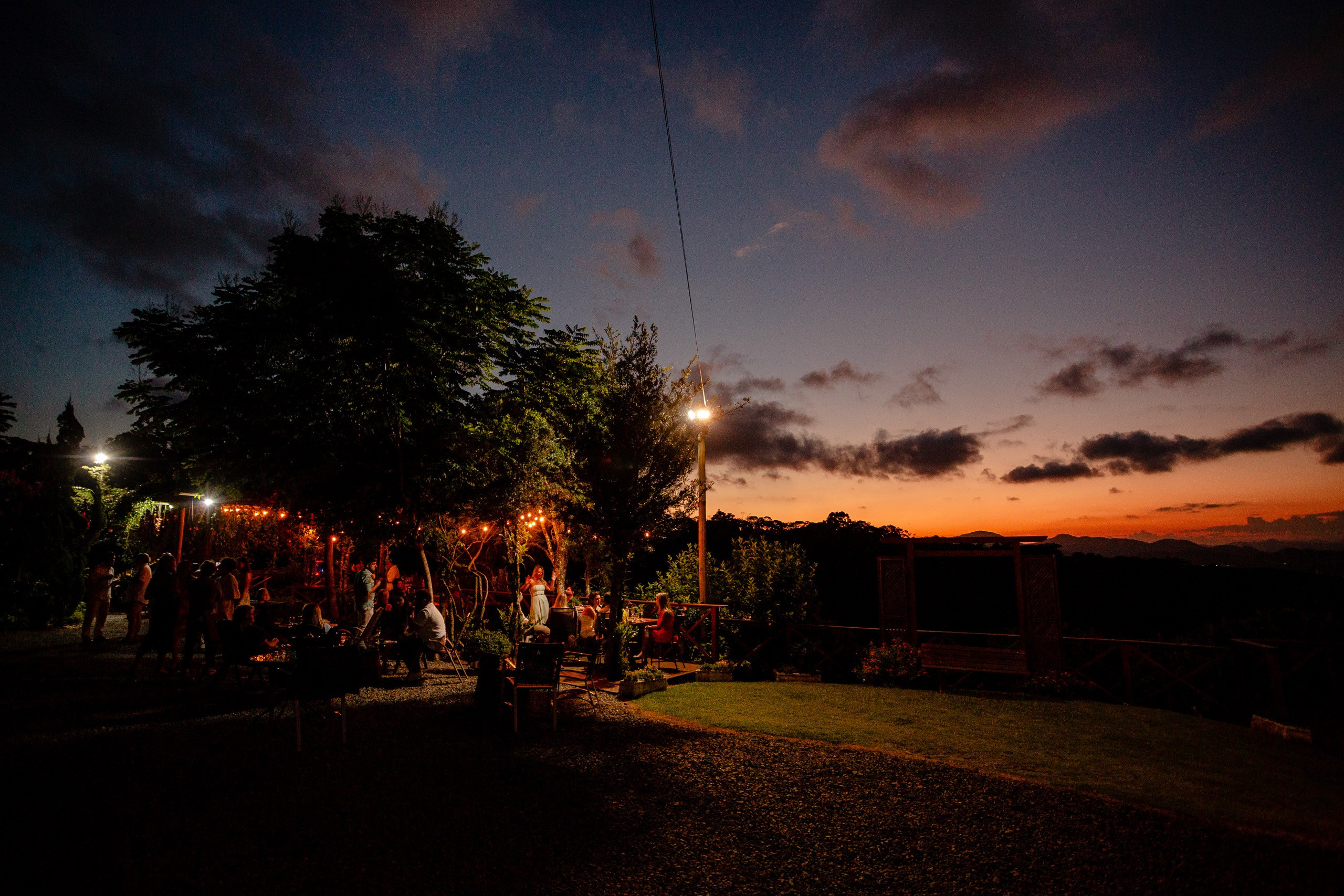 Comemoração de aniversário em uma vinícola no pôr do sol — Ivana Oleskovicz