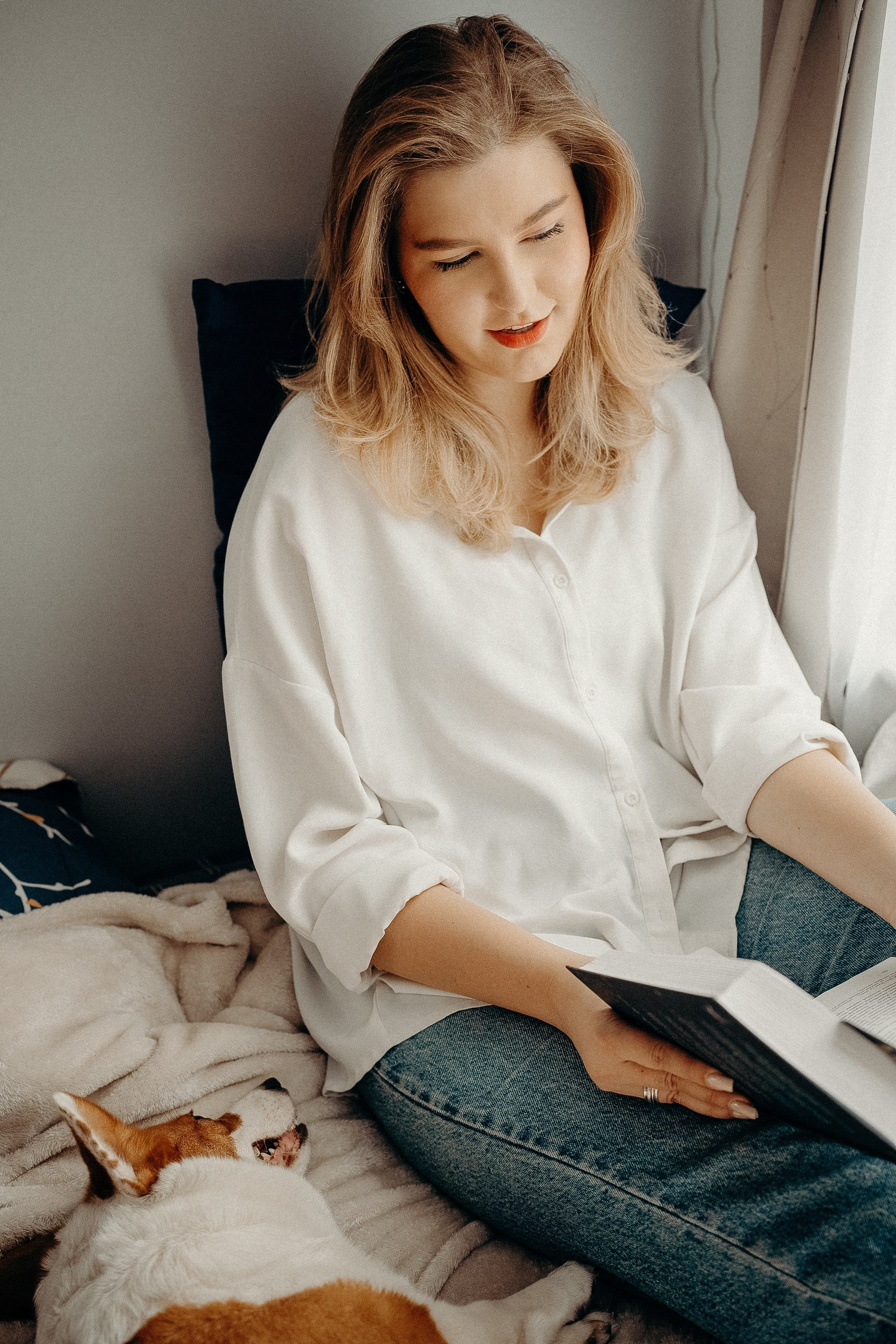 Photos of a little corgi and her owner. Portrait and wedding photographer in New York