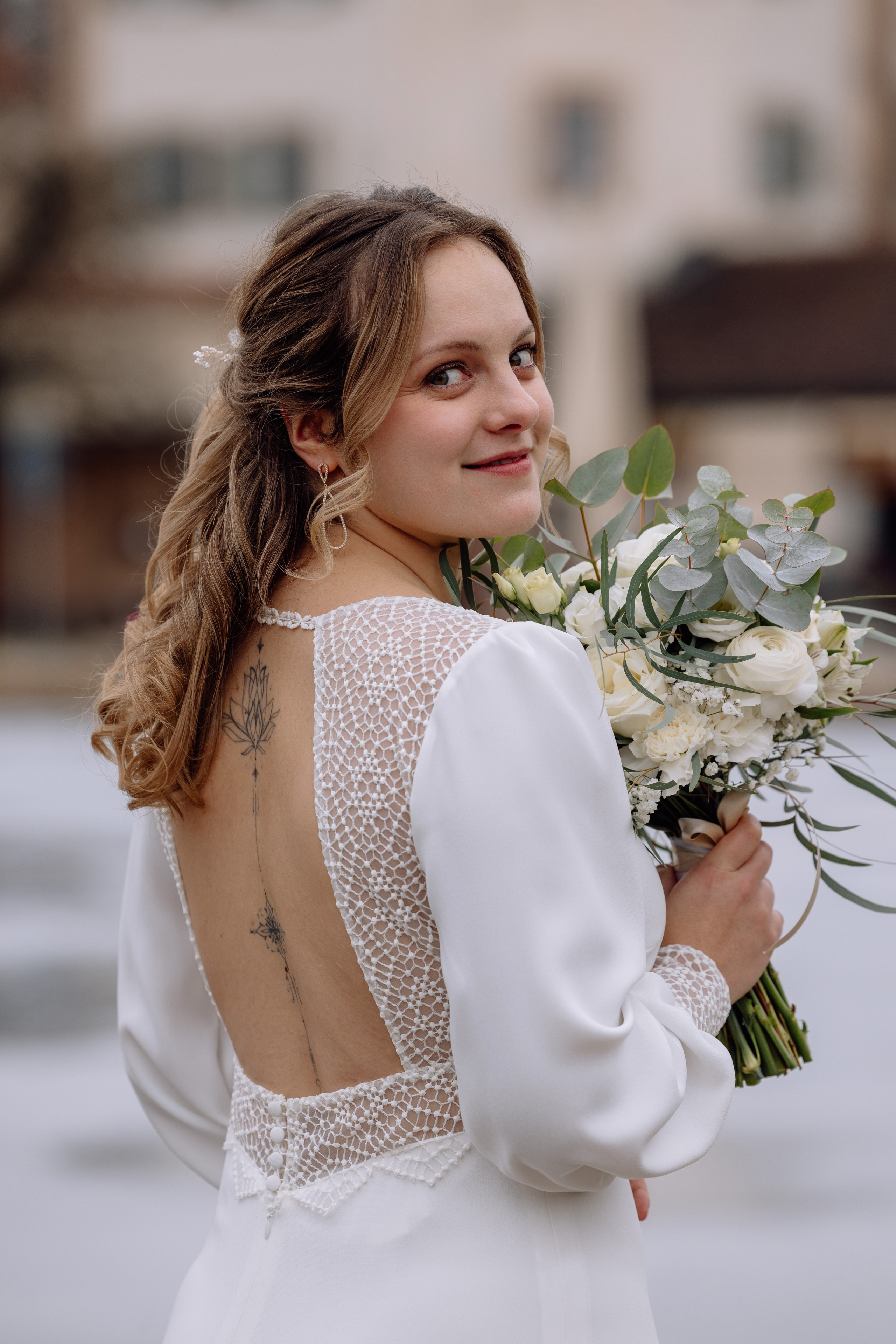 Braut mit Brautstrauß am Schloss