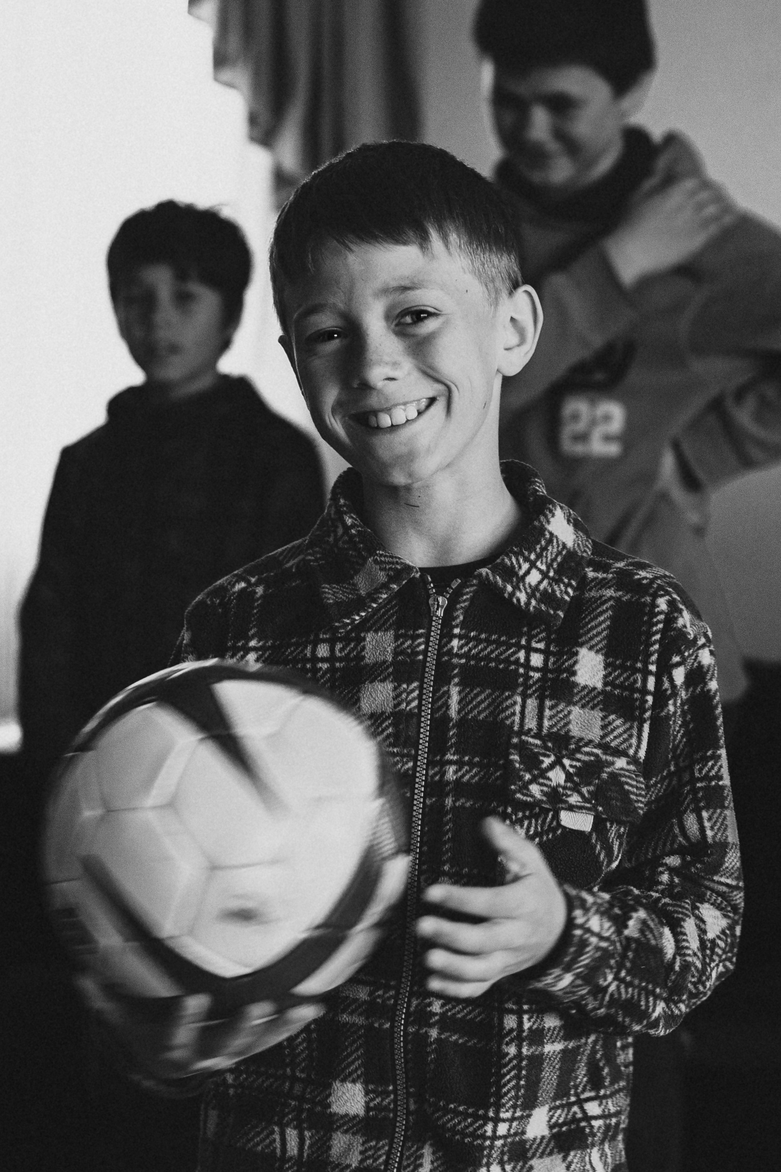 портрет чёрно-белый Детский дом мальчики с мячом улыбается