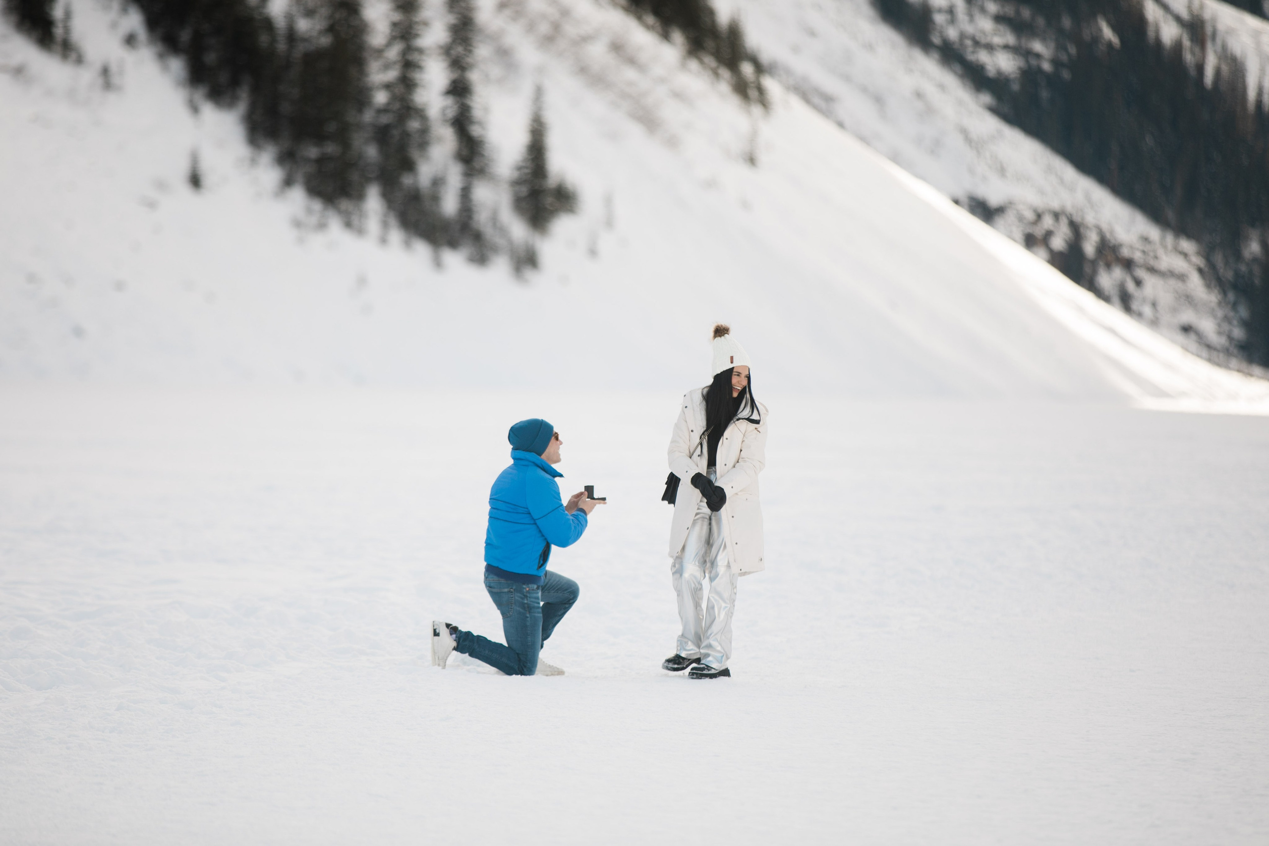 A & M — Lake Louise Engagement. Fotografía accesible en Calgary