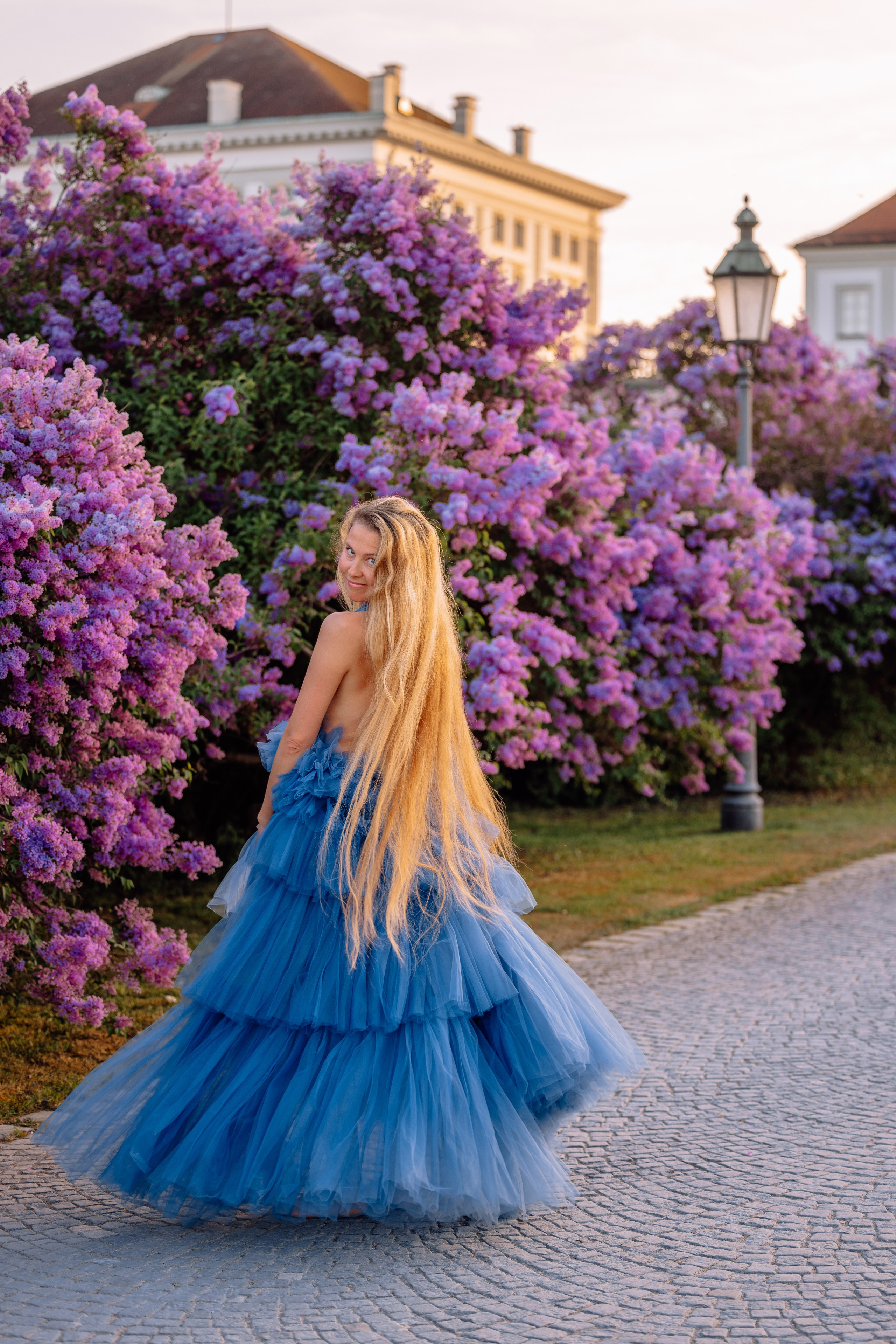 Wenn der Flieder beim Schloss Nymphenburg blüht. Hochzeitsfotograf München Taufe Familienfotograf Tanja Mauke