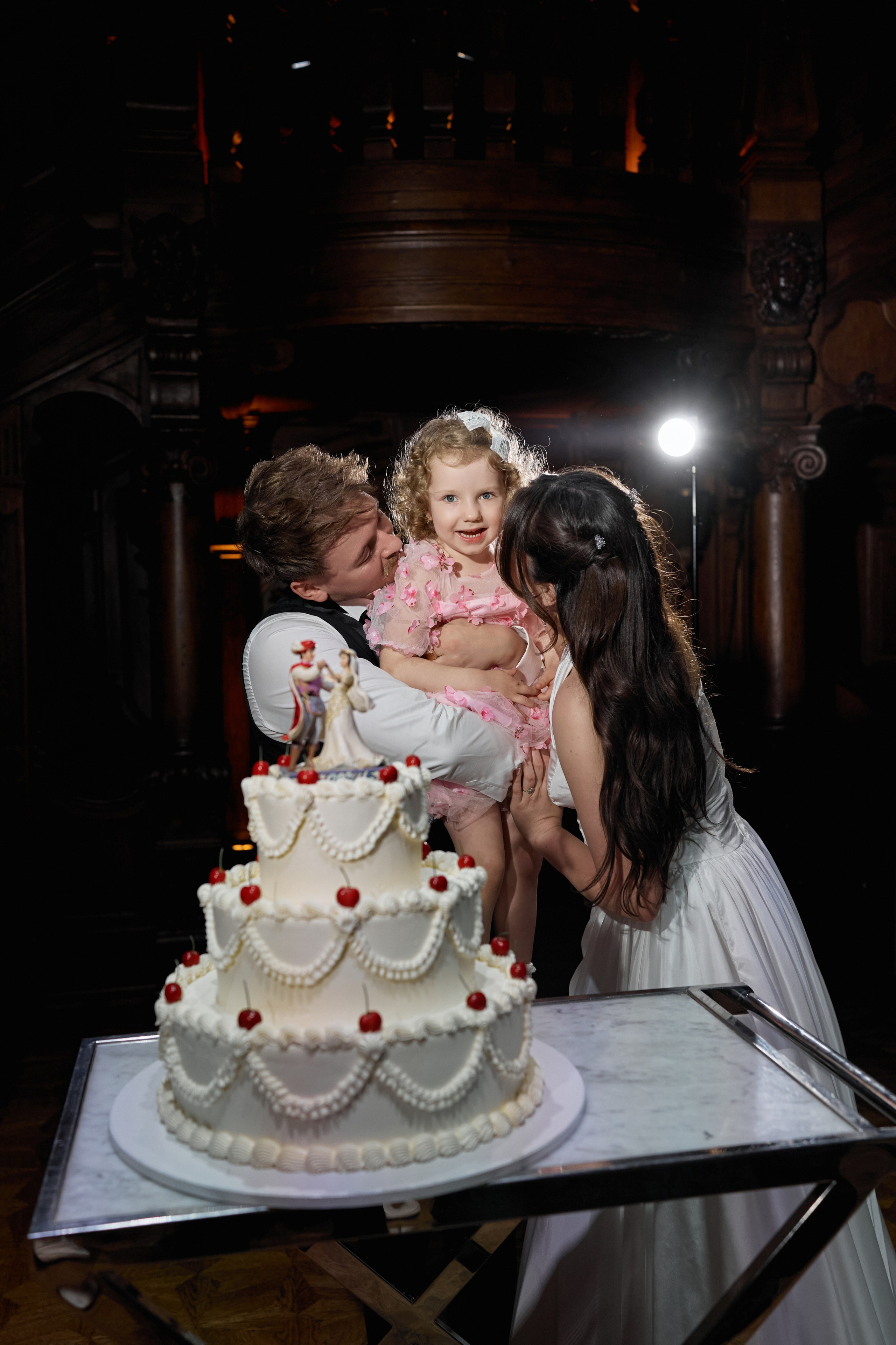 Wiktoria & Kacper. Pałac Goetz. Fotograf ślubny i rodzinny w Krakowie Yana Klymova