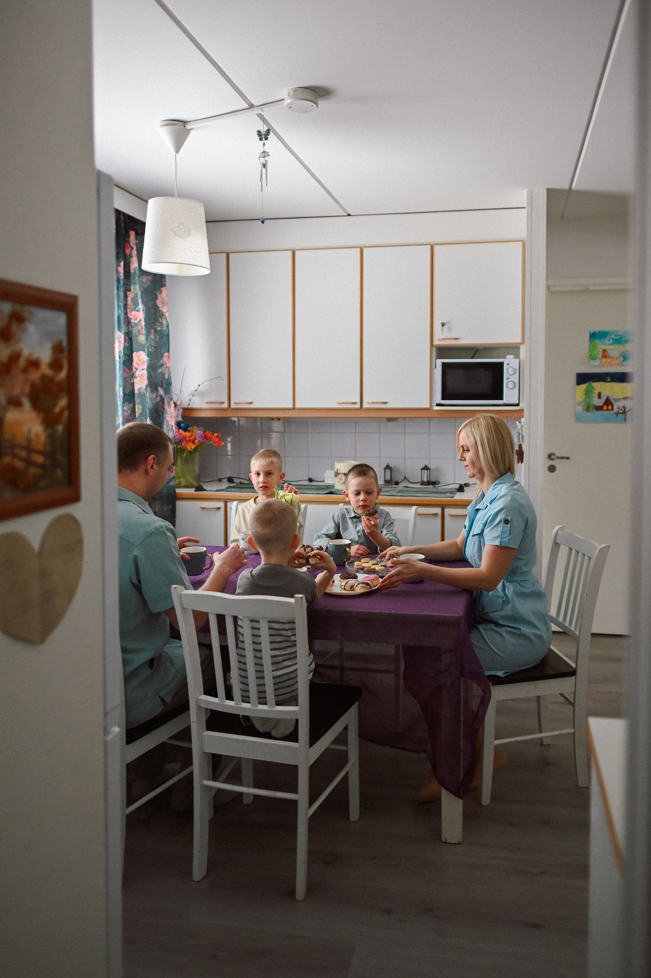 Семейное чаепитие. Детский и семейный фотограф в финляндии дина пулкка. контент фотограф