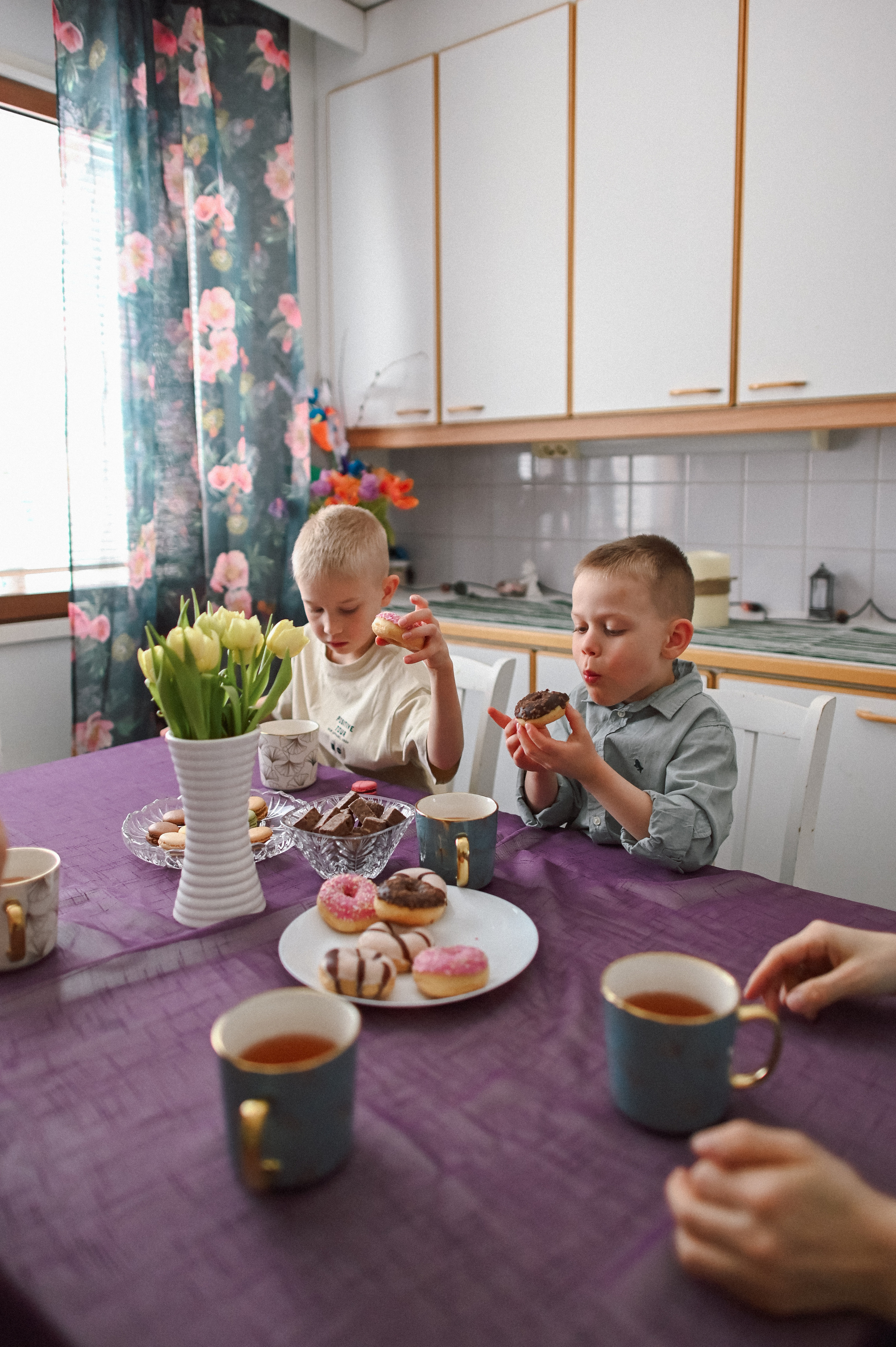 Семейное чаепитие. Детский и семейный фотограф в финляндии дина пулкка. контент фотограф