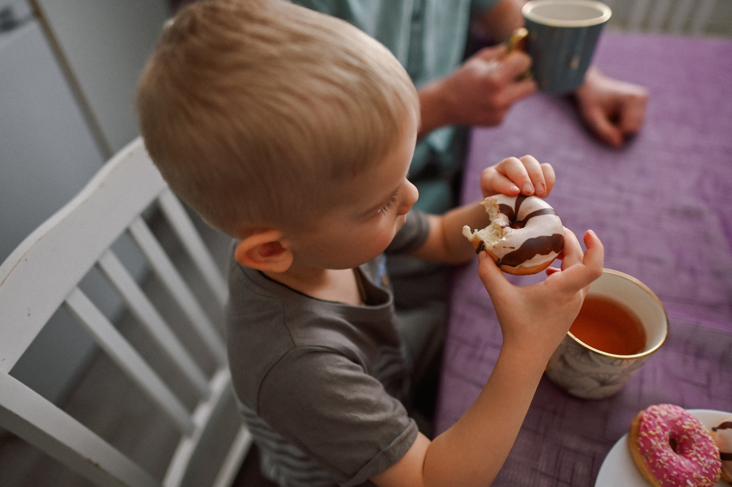 Семейное чаепитие. Детский и семейный фотограф в финляндии дина пулкка. контент фотограф