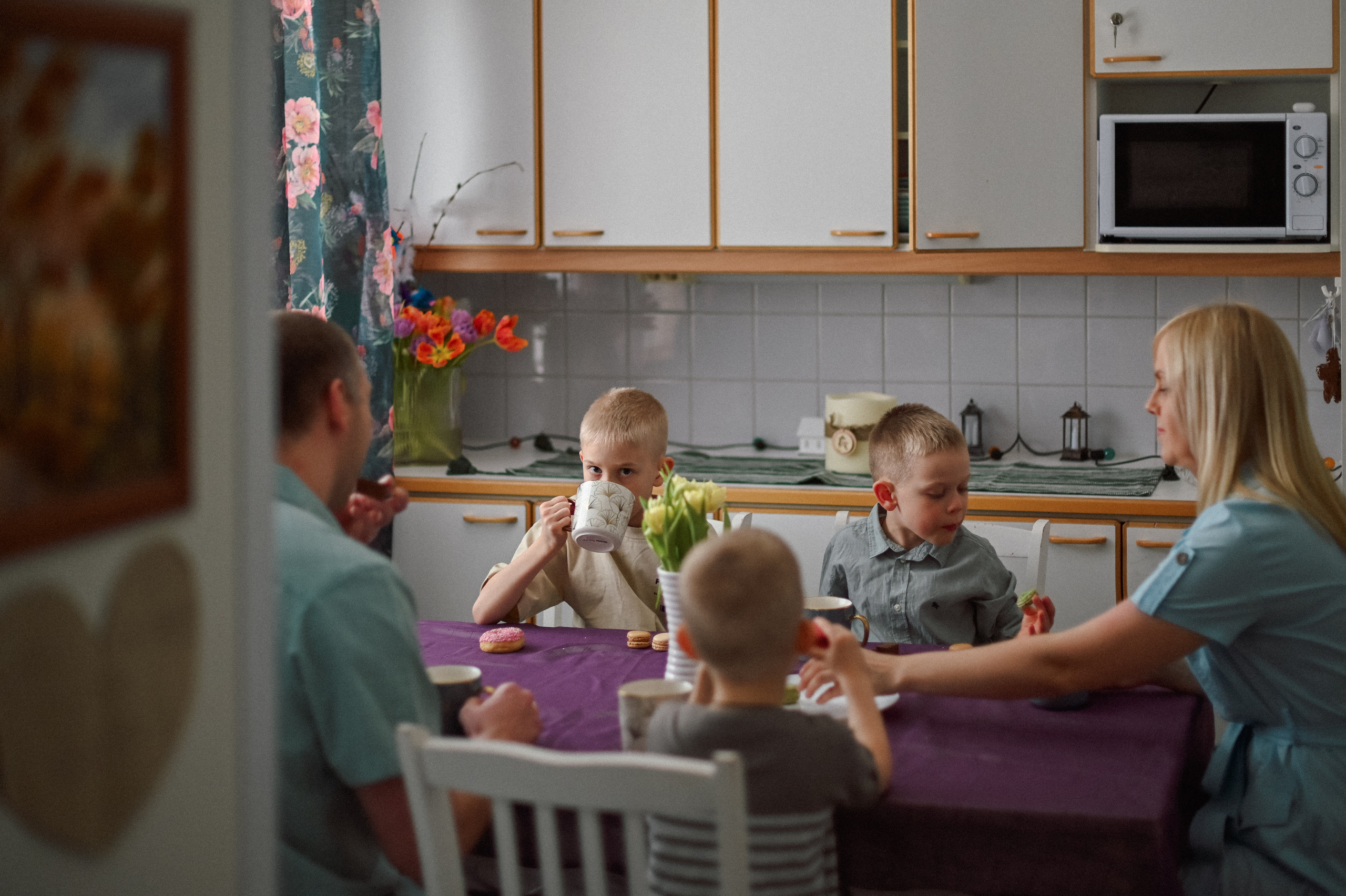 Семейное чаепитие. Детский и семейный фотограф в финляндии дина пулкка. контент фотограф