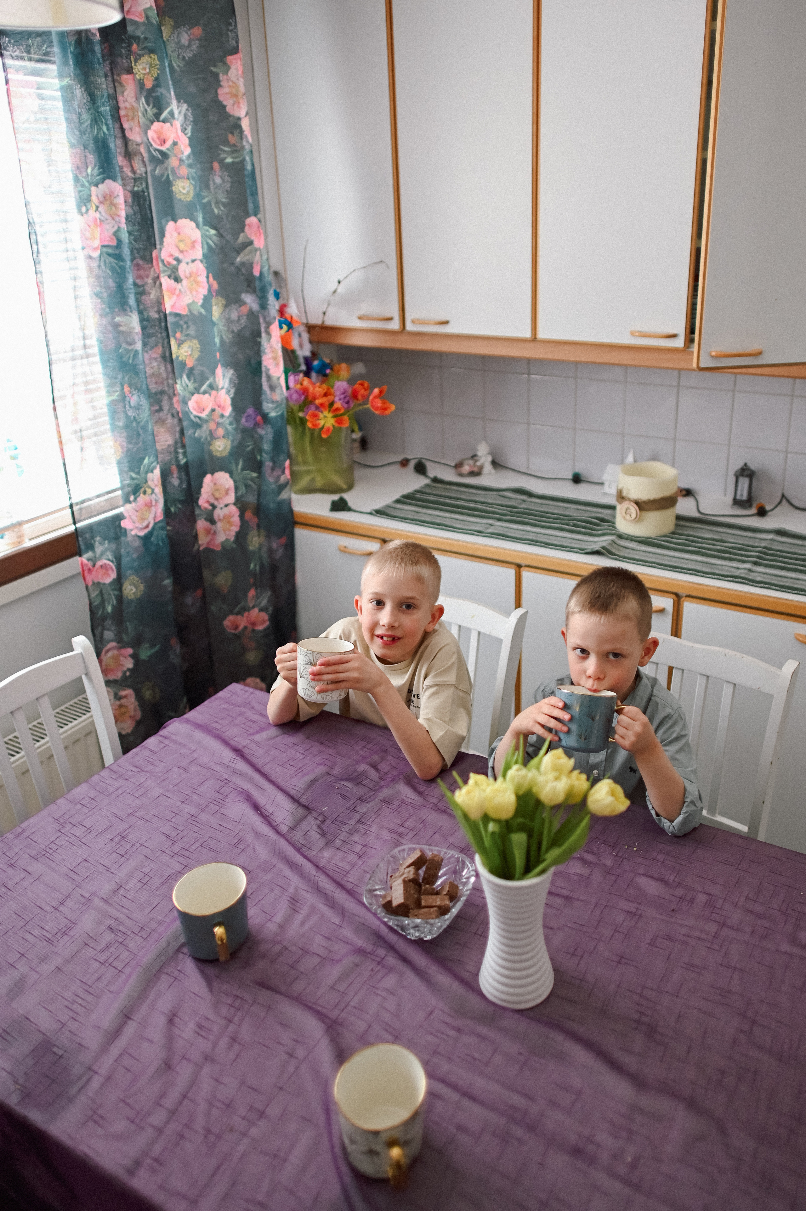 Семейное чаепитие. Детский и семейный фотограф в финляндии дина пулкка. контент фотограф