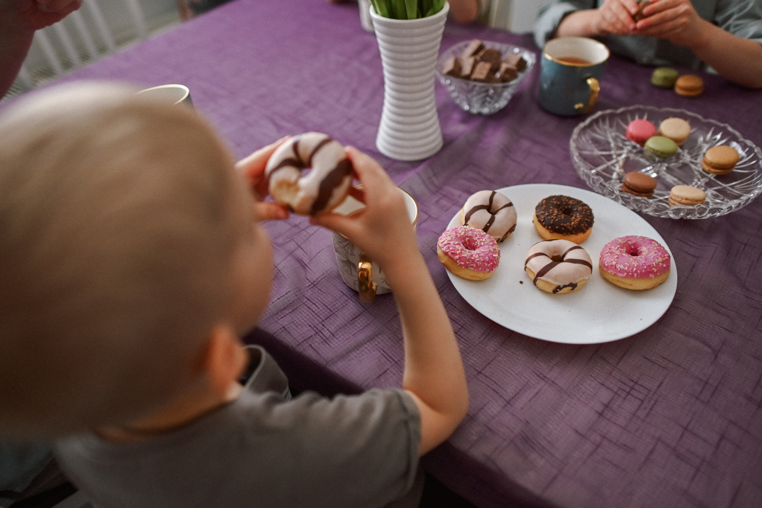 Семейное чаепитие. Детский и семейный фотограф в финляндии дина пулкка. контент фотограф