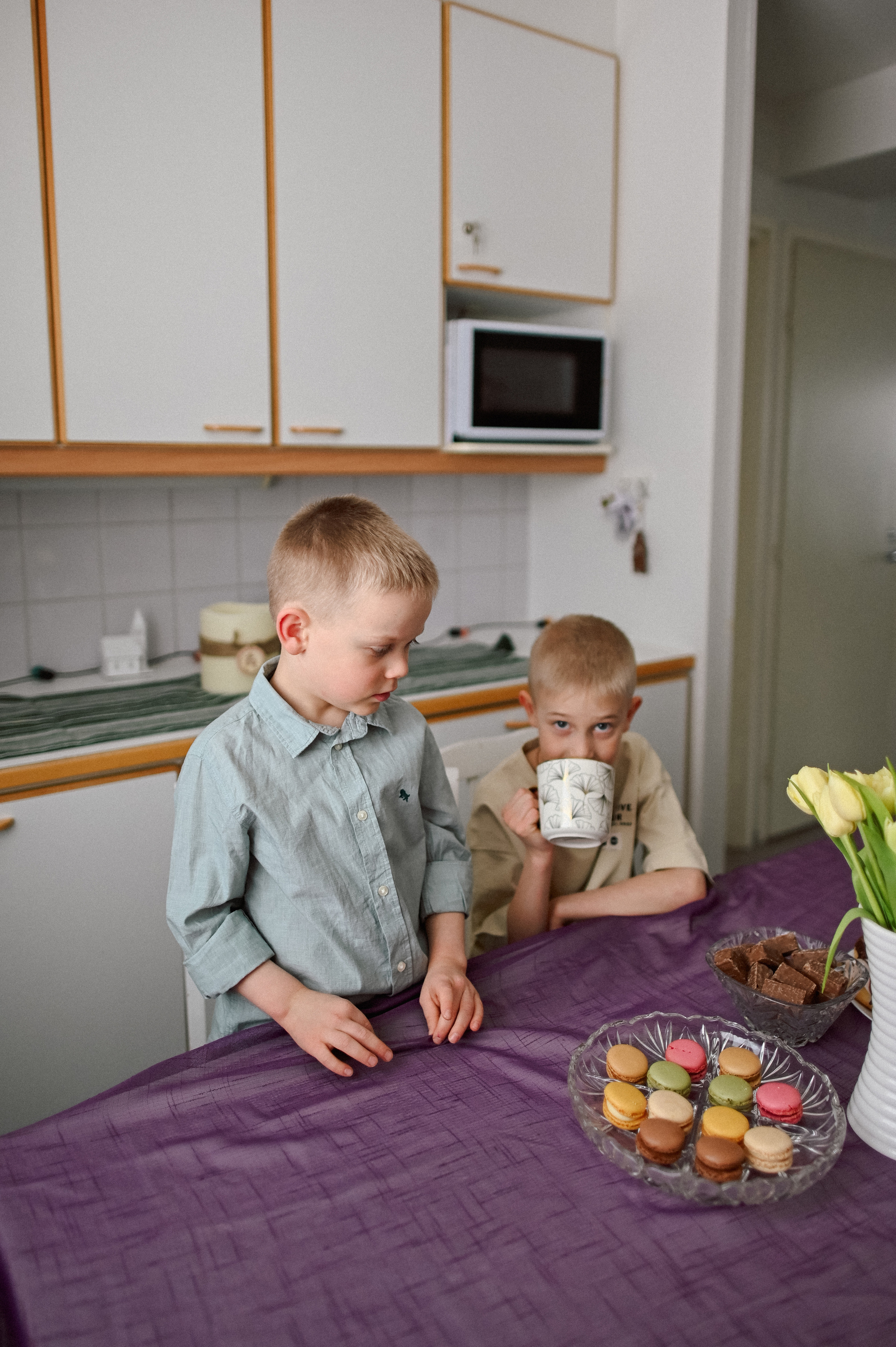 Семейное чаепитие. Детский и семейный фотограф в финляндии дина пулкка. контент фотограф