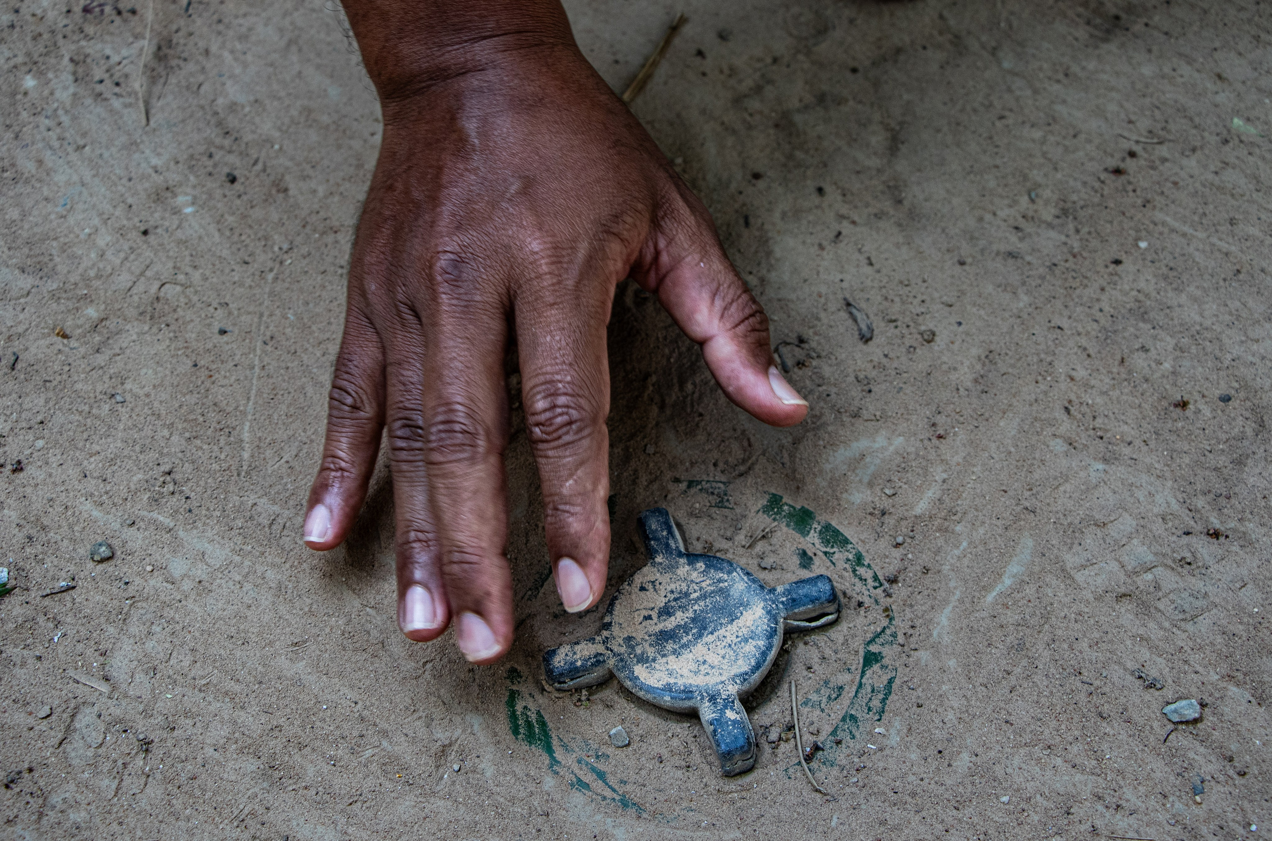 Simulation de mission avec de faux explosifs au terrain d'entrainement de Siem Reap.