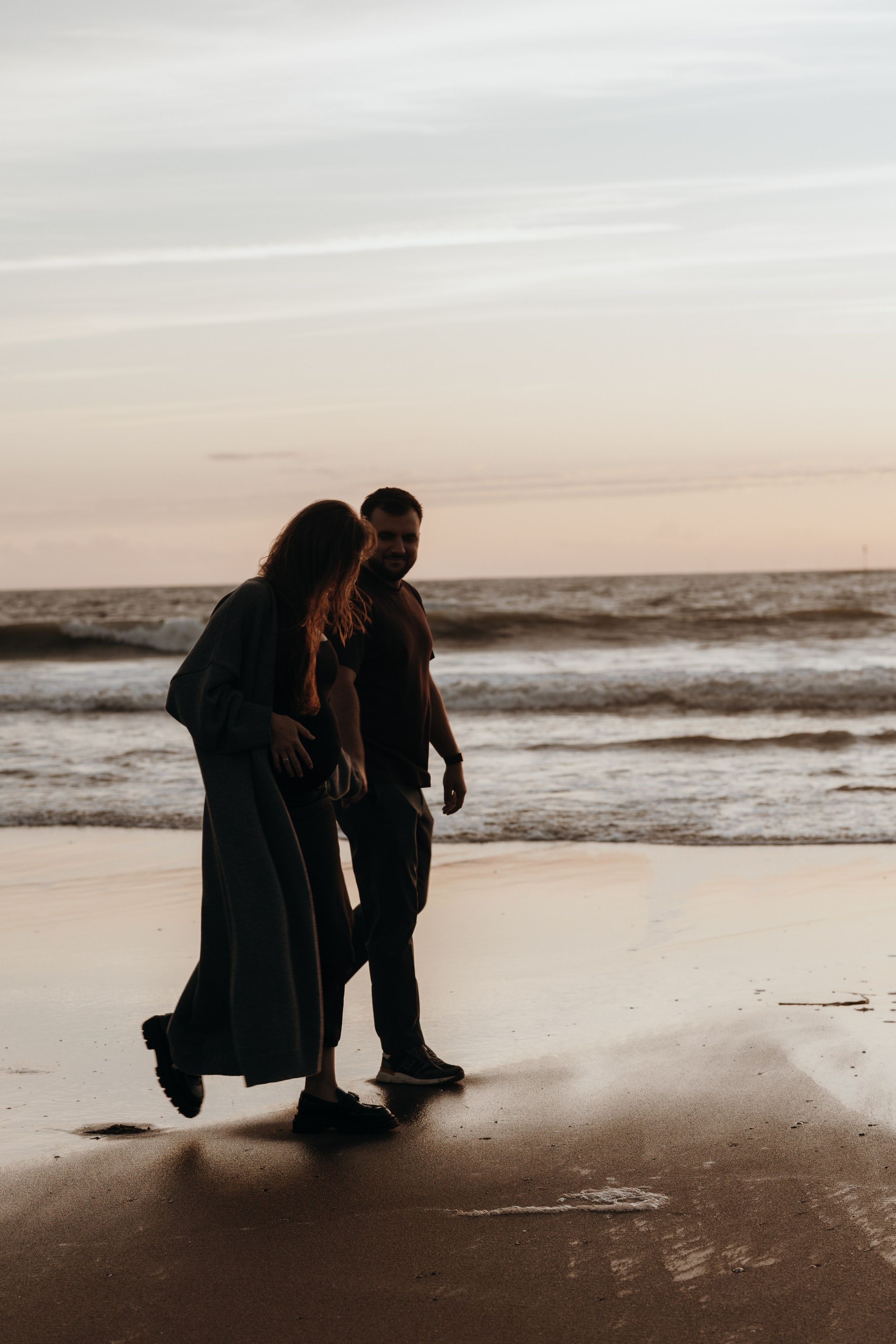 Sunset maternity photoshoot. Annah Louwagie — Lifestyle photographer for couples, families & brands | France & worldwide