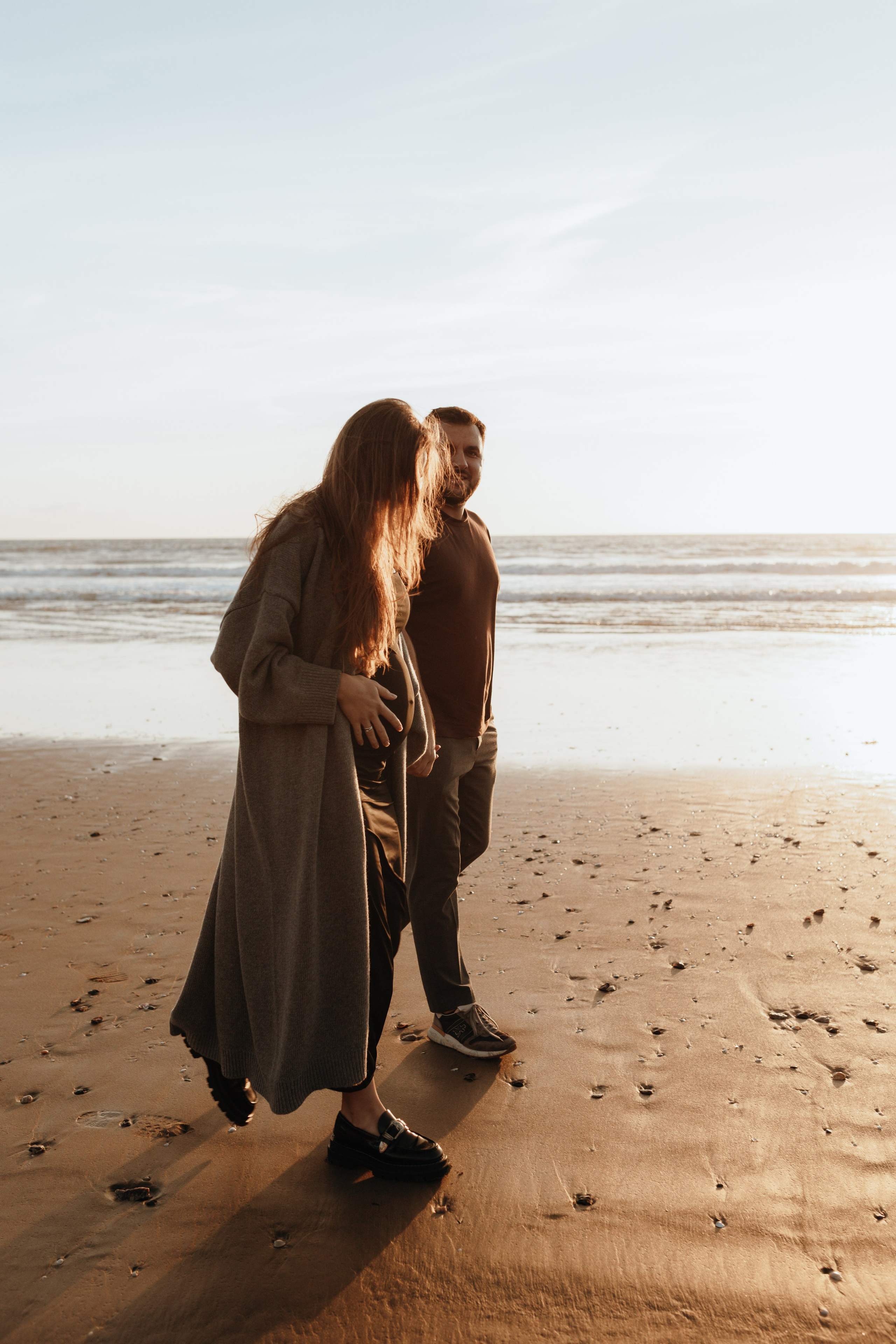 Sunset maternity photoshoot. Annah Louwagie — Lifestyle photographer for couples, families & brands | France & worldwide