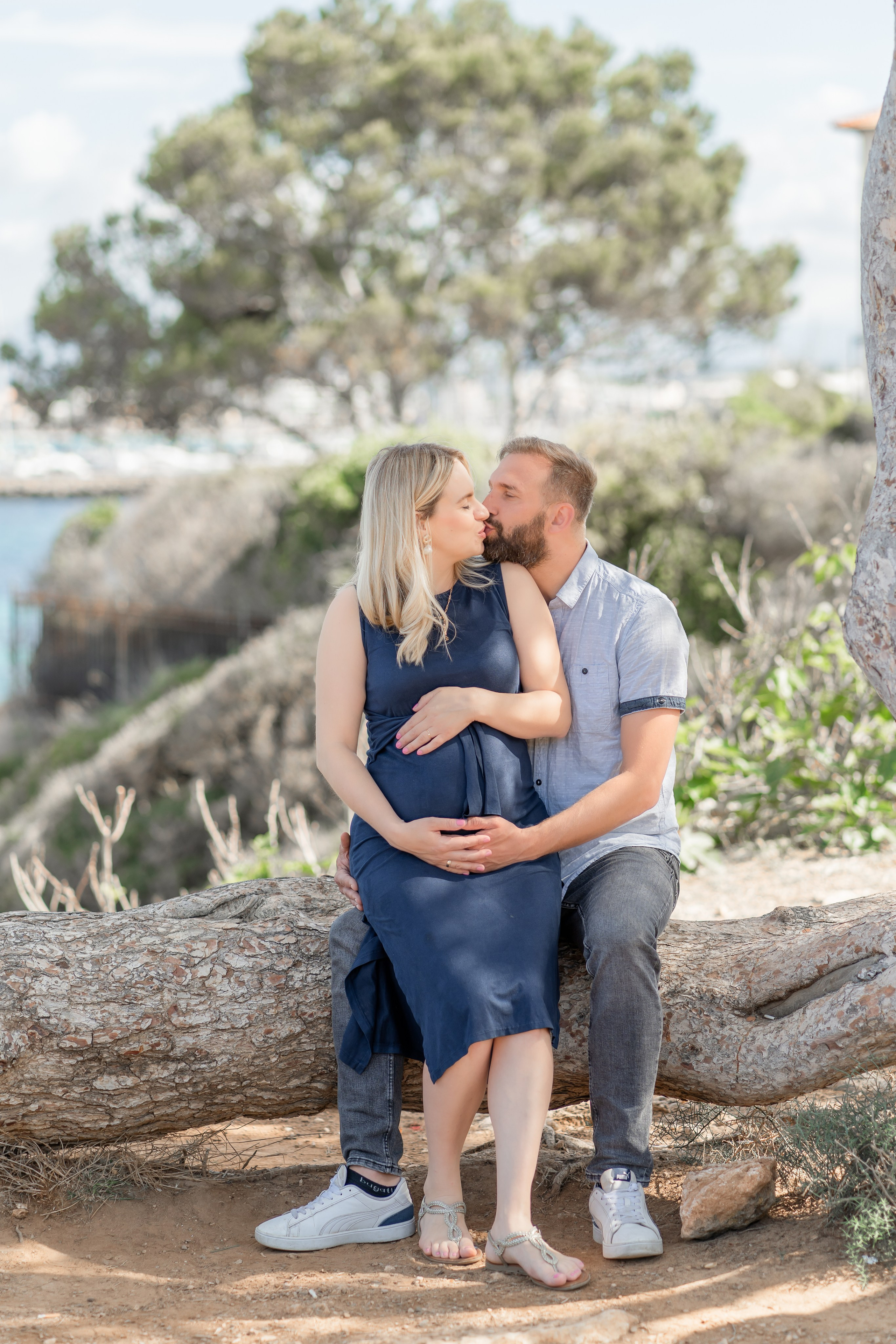 Babybauch-Shooting am Meer auf Mallorca mit Familie. Deine Fotografin auf Mallorca für Familien und Business
