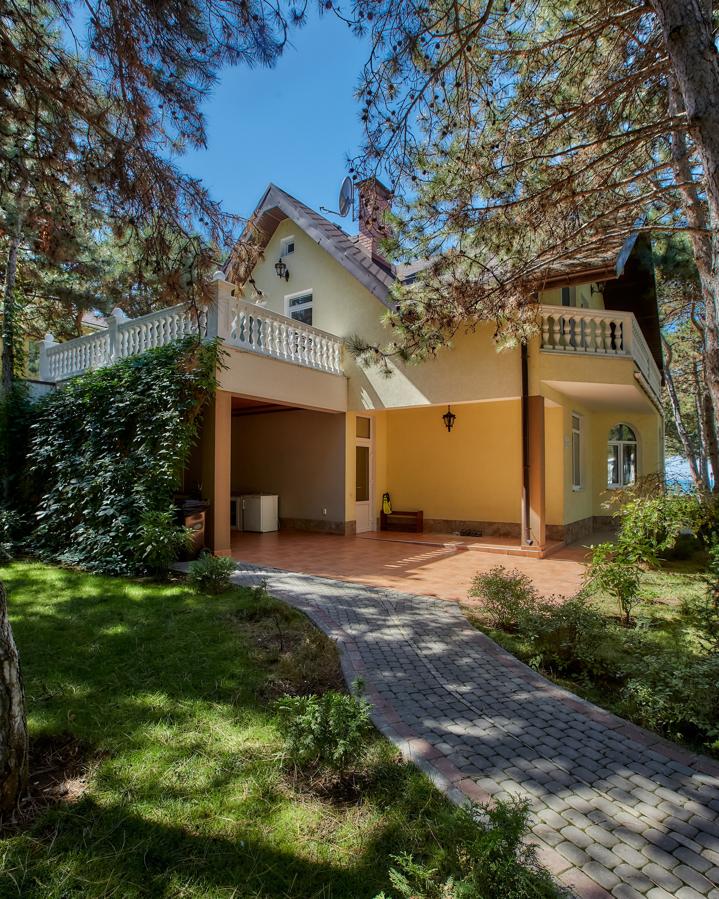 Professional real estate photography — park hotel in the forest — Professionelle Immobilienfotografie: Parkhotel im Wald — Профессиональная фотосъёмка недвижимости: парк-отель в лесу