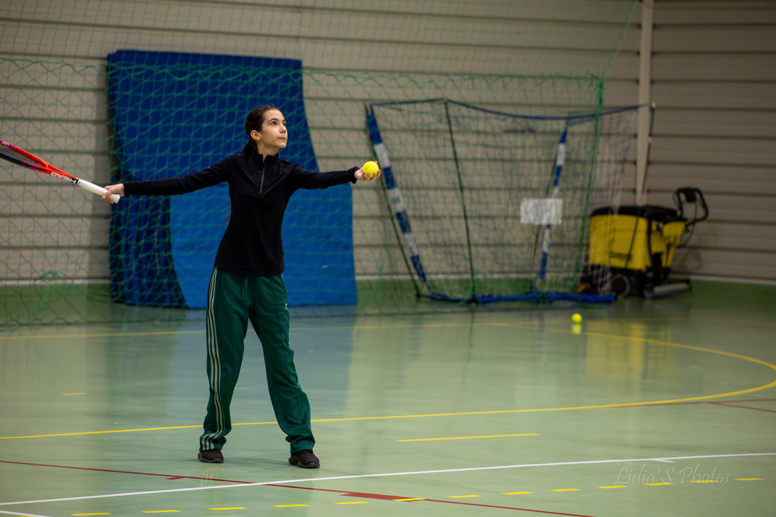 Turneu tenis de camp în sală. Fotograf. Lucrez cu oameni, produse și spații. Portret și fotografie creativă. Bacău, România. Lidia Savinoiu