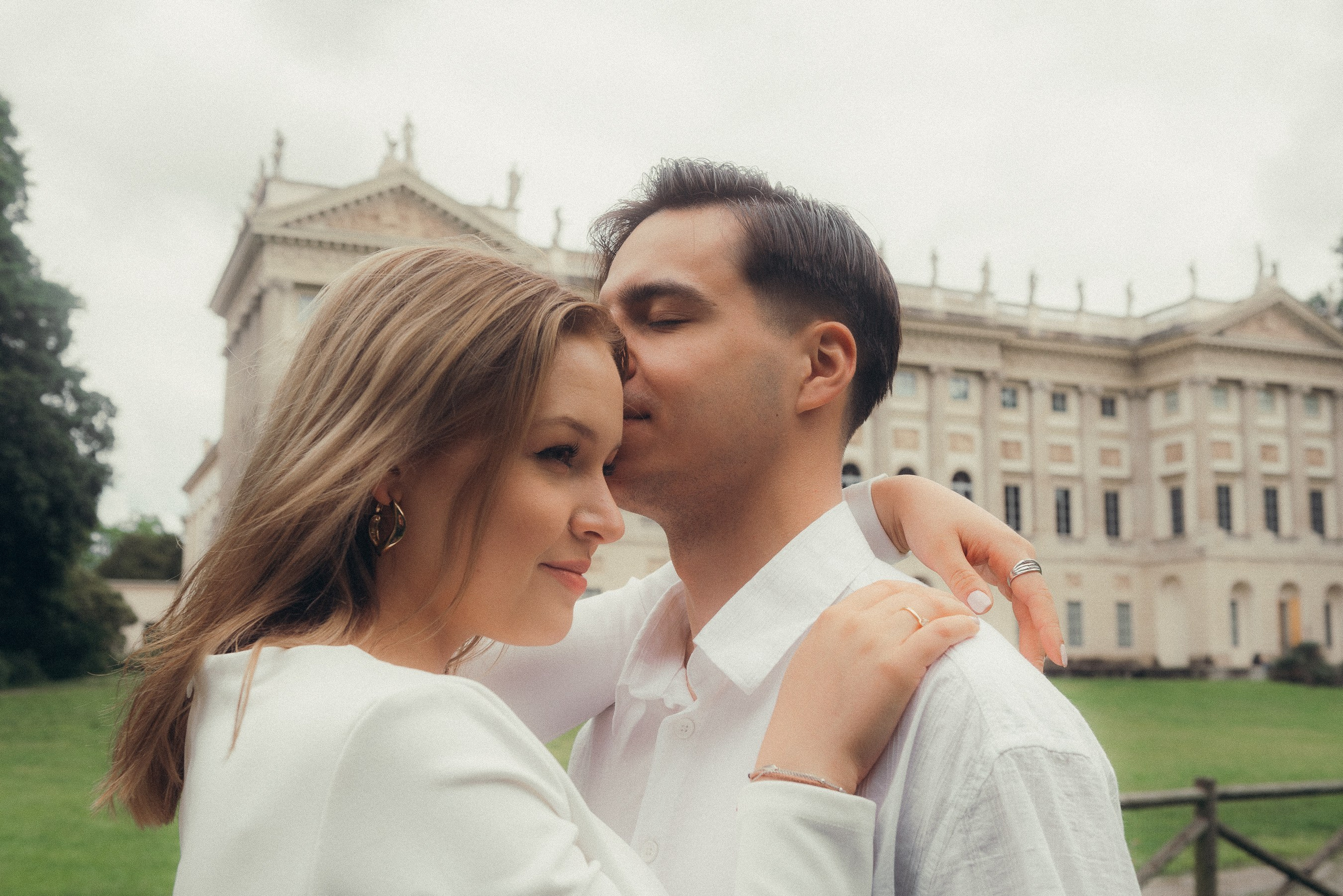 Lovestory before rain in Milan. AnaMilanoFoto | Couple & Wedding Photographer in Milan