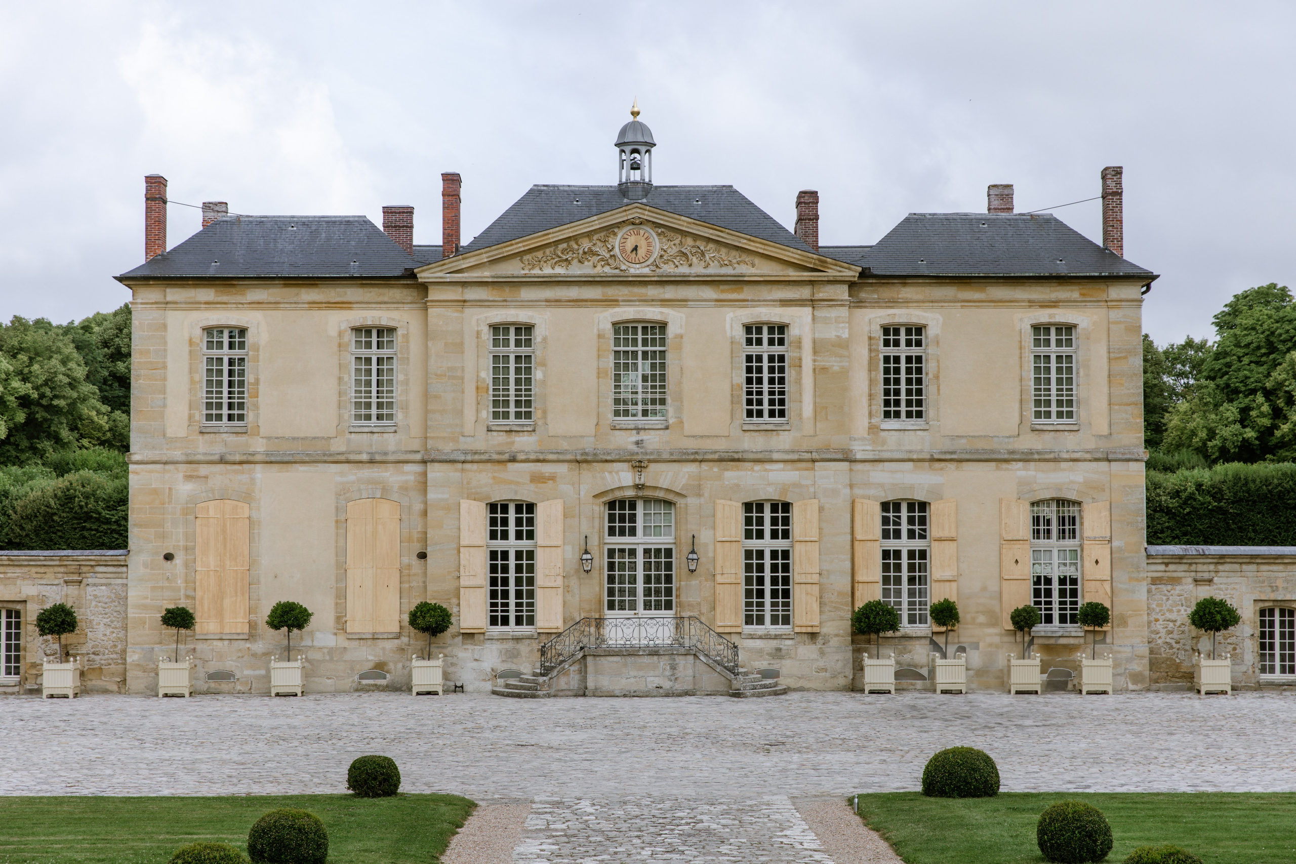 Nan & Brian | Château de Villette Wedding in France. Paris Wedding Photographer