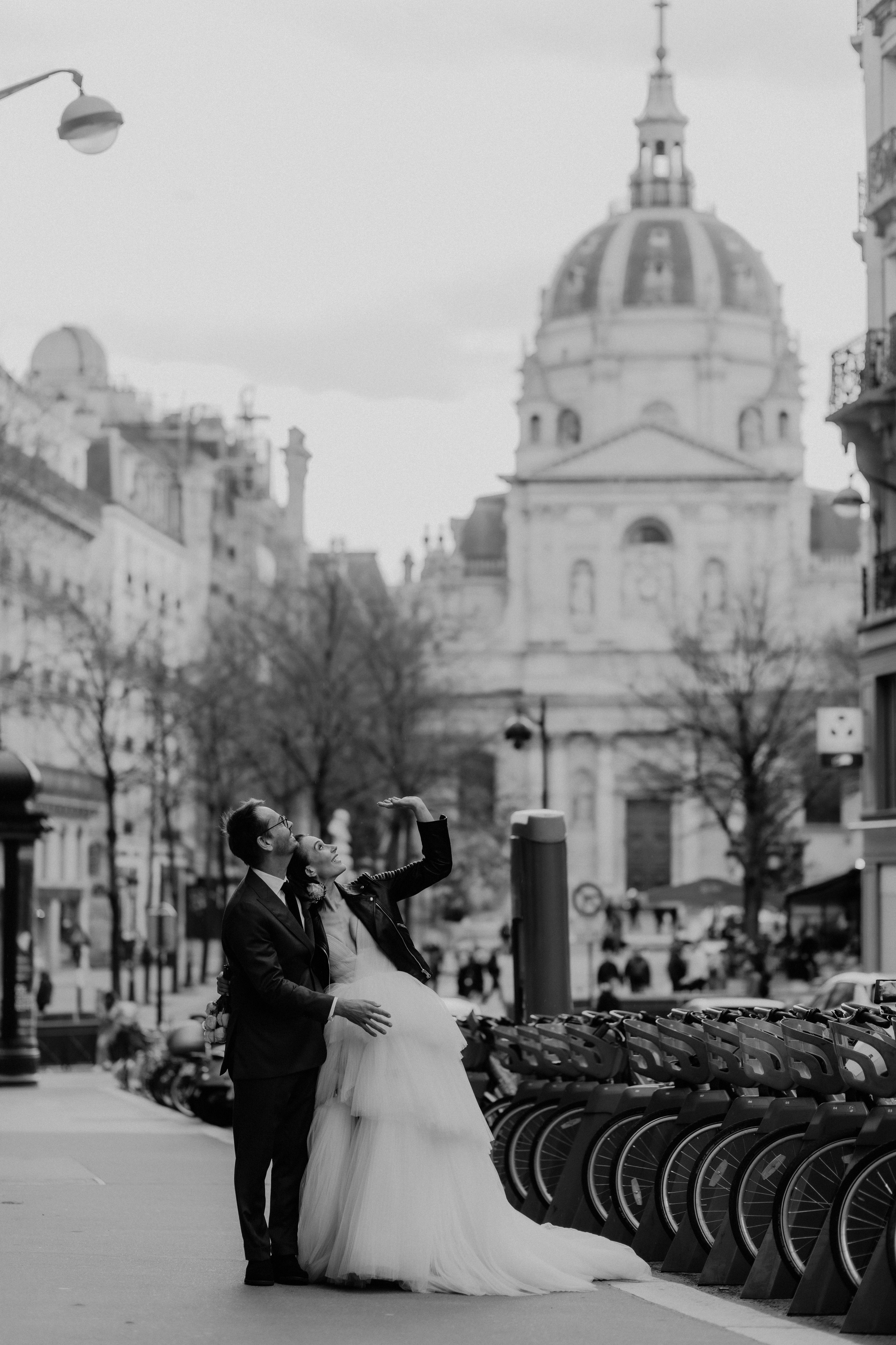 Suzi & Alex | Paris Wedding with a Vintage Car. Paris Wedding Photographer