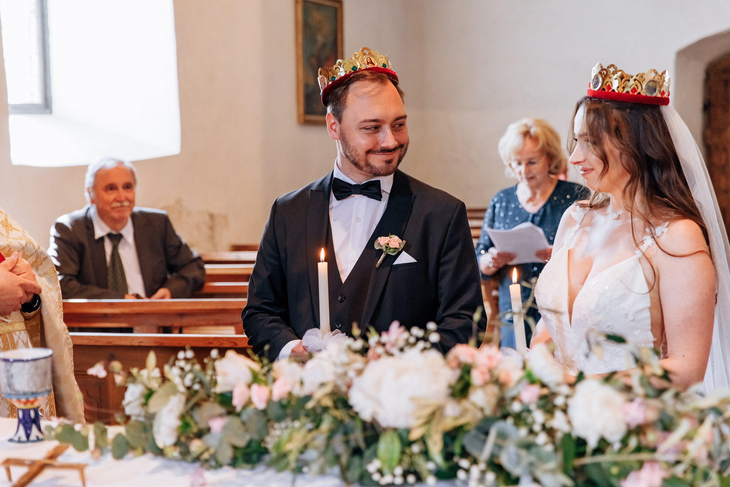 Das Brautpaar lächelt sich liebevoll an während der Hochzeitszeremonie.