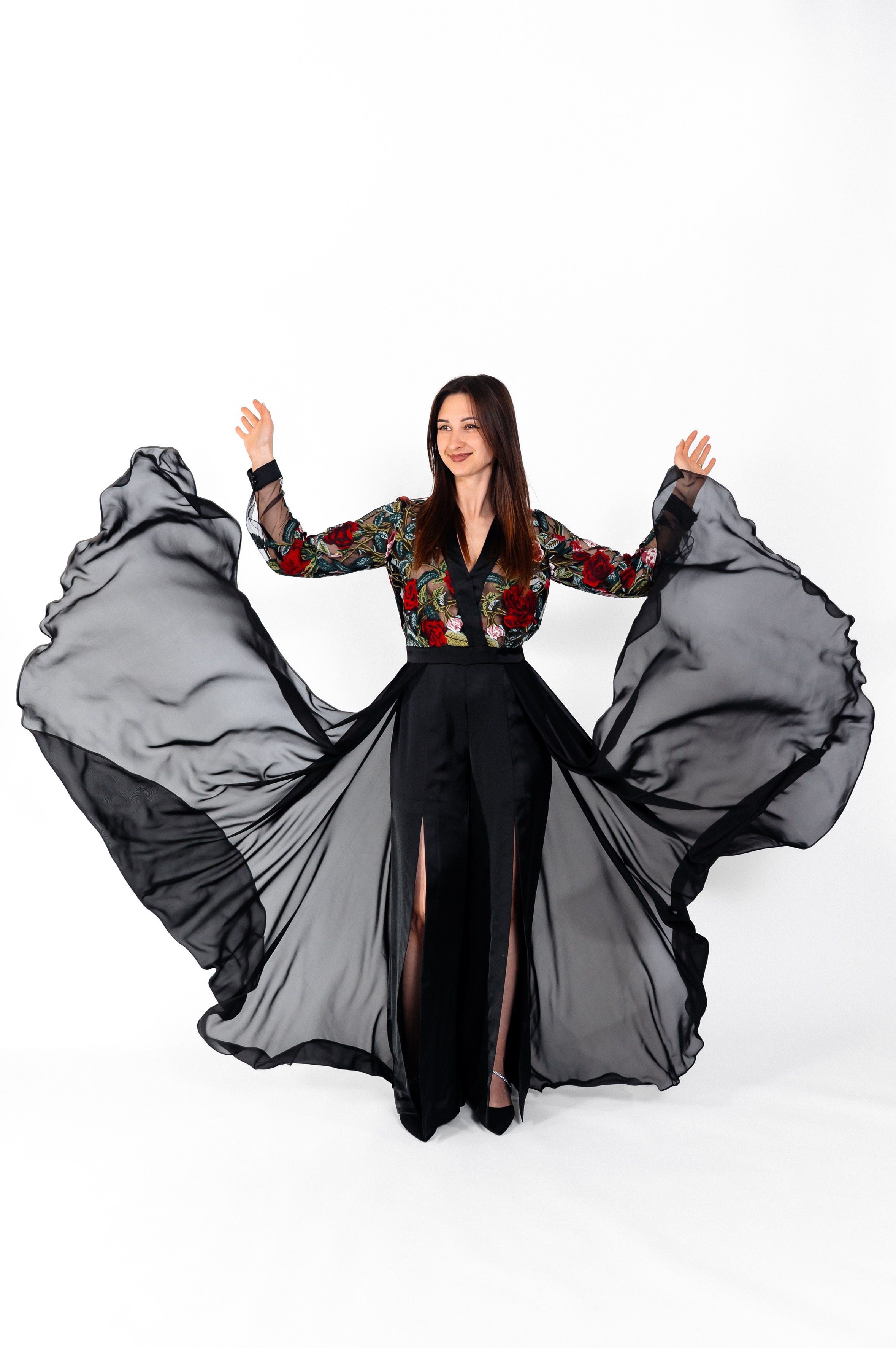 Salopetă din broderie. Designer vestimentar: elaborarea, proiectarea și confectionare…