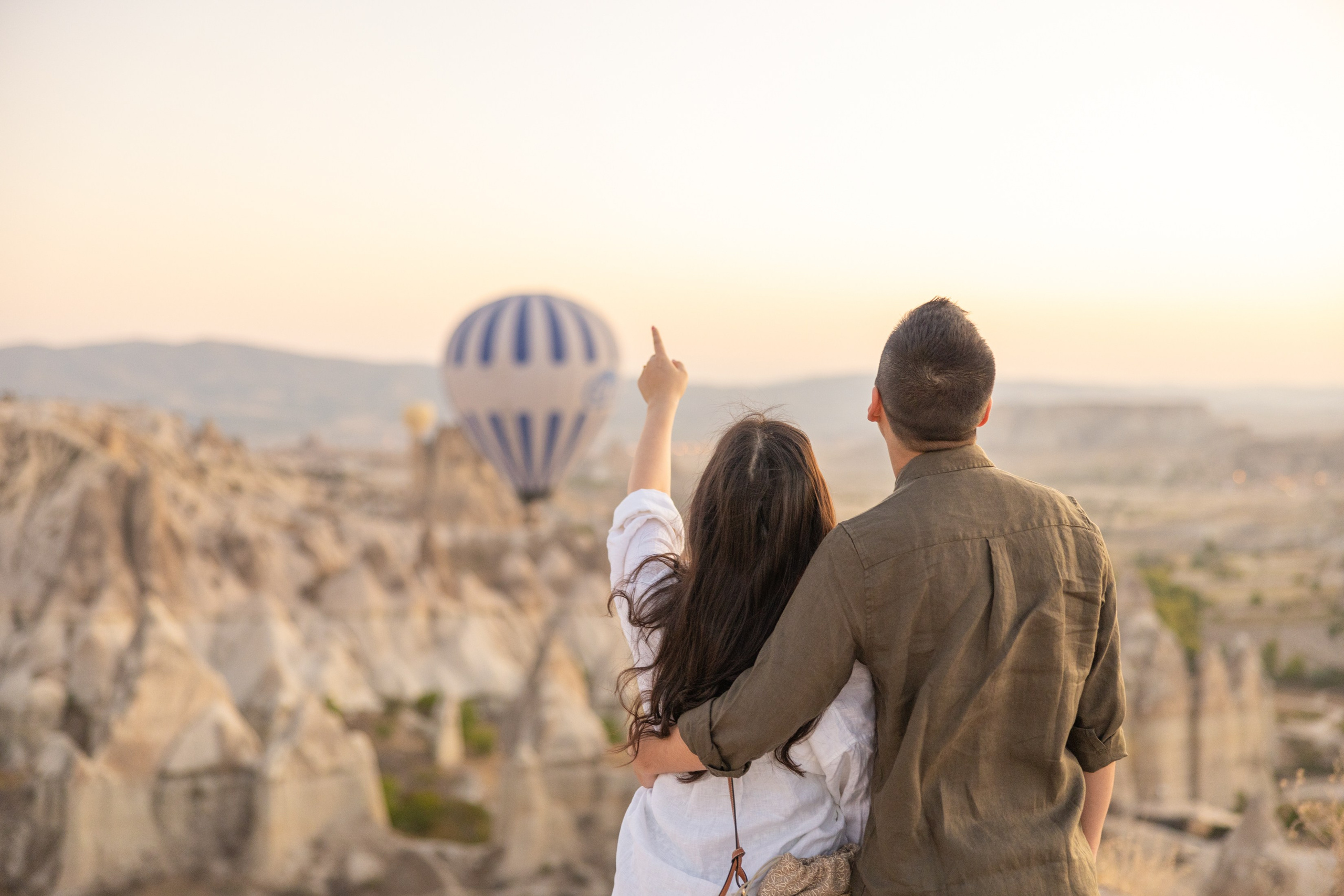Romantic Love Story Photoshoot with Hot Air Balloons in Cappadocia. Julia Ganch I Fashion Wedding Photography I Cappadocia Turkey