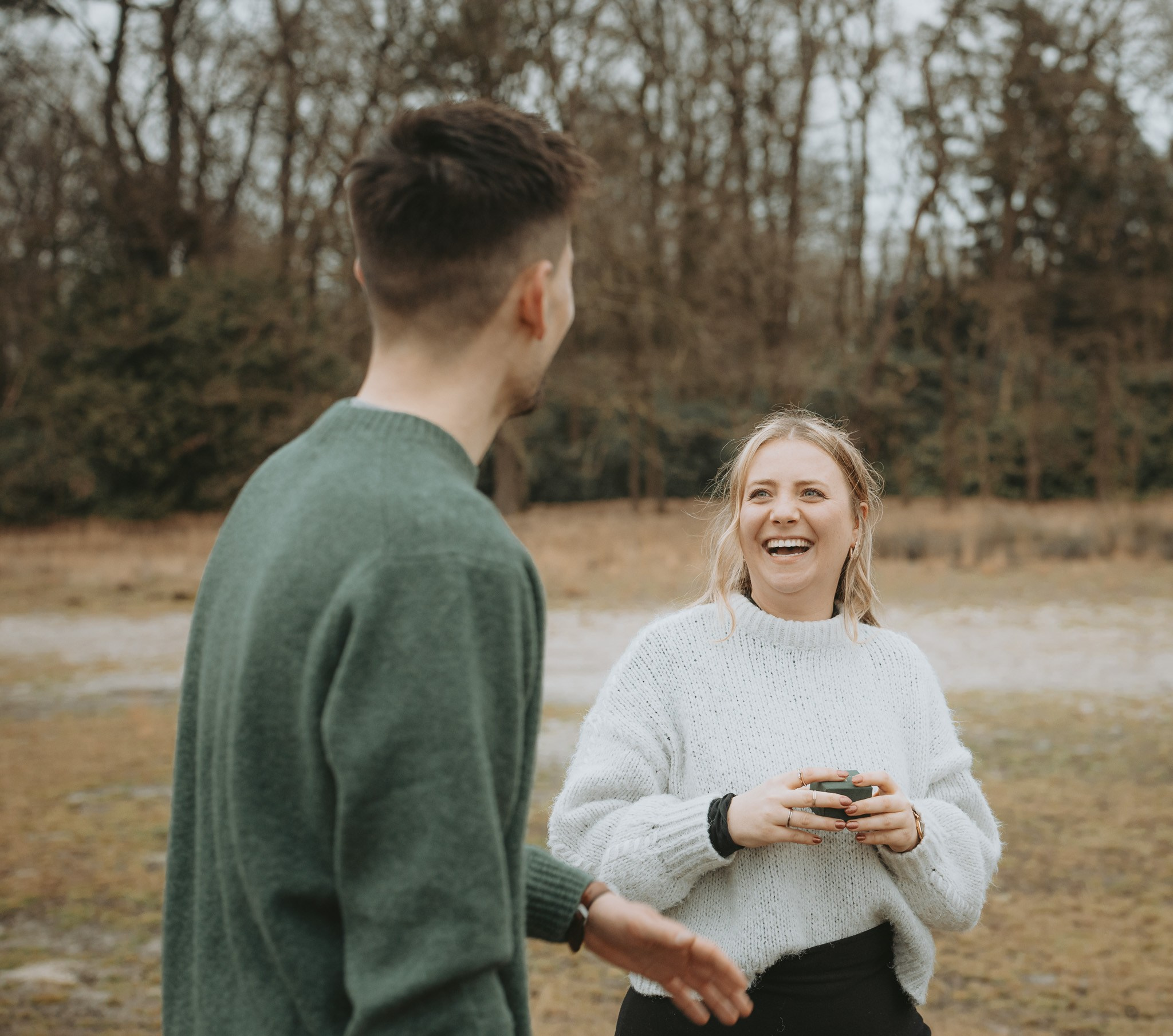 Berre op één knie tijdens romantisch moment in heide - Kapture Fotografie