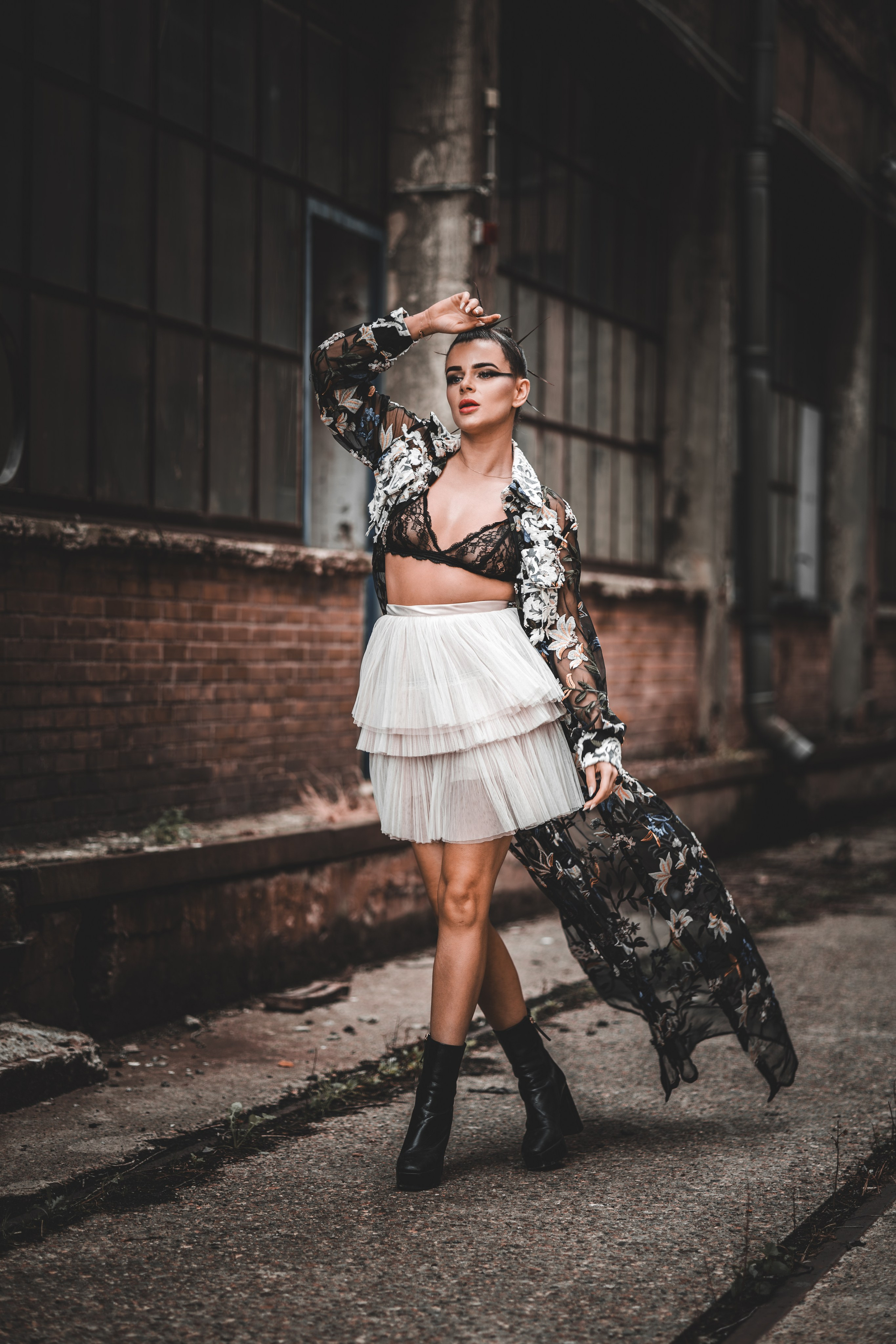 Stoere trouwfoto met bruid in moderne, krachtige bruidskledij vastgelegd door Kapture Fotografie