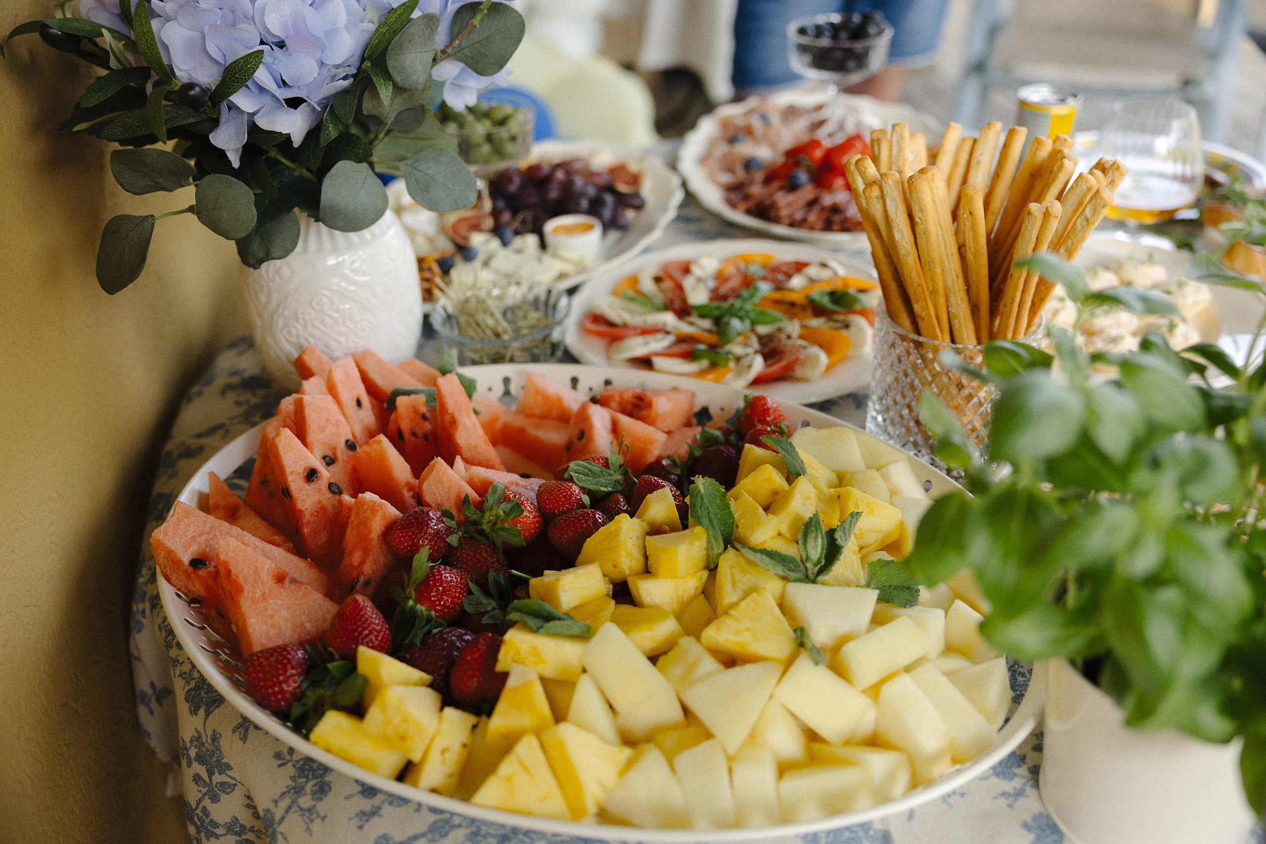 Летний день рождения в итальянском стиле — атмосферная съёмка праздника. Евгений Тимофеев | Свадебный и контент-фотограф и видеограф в Риге