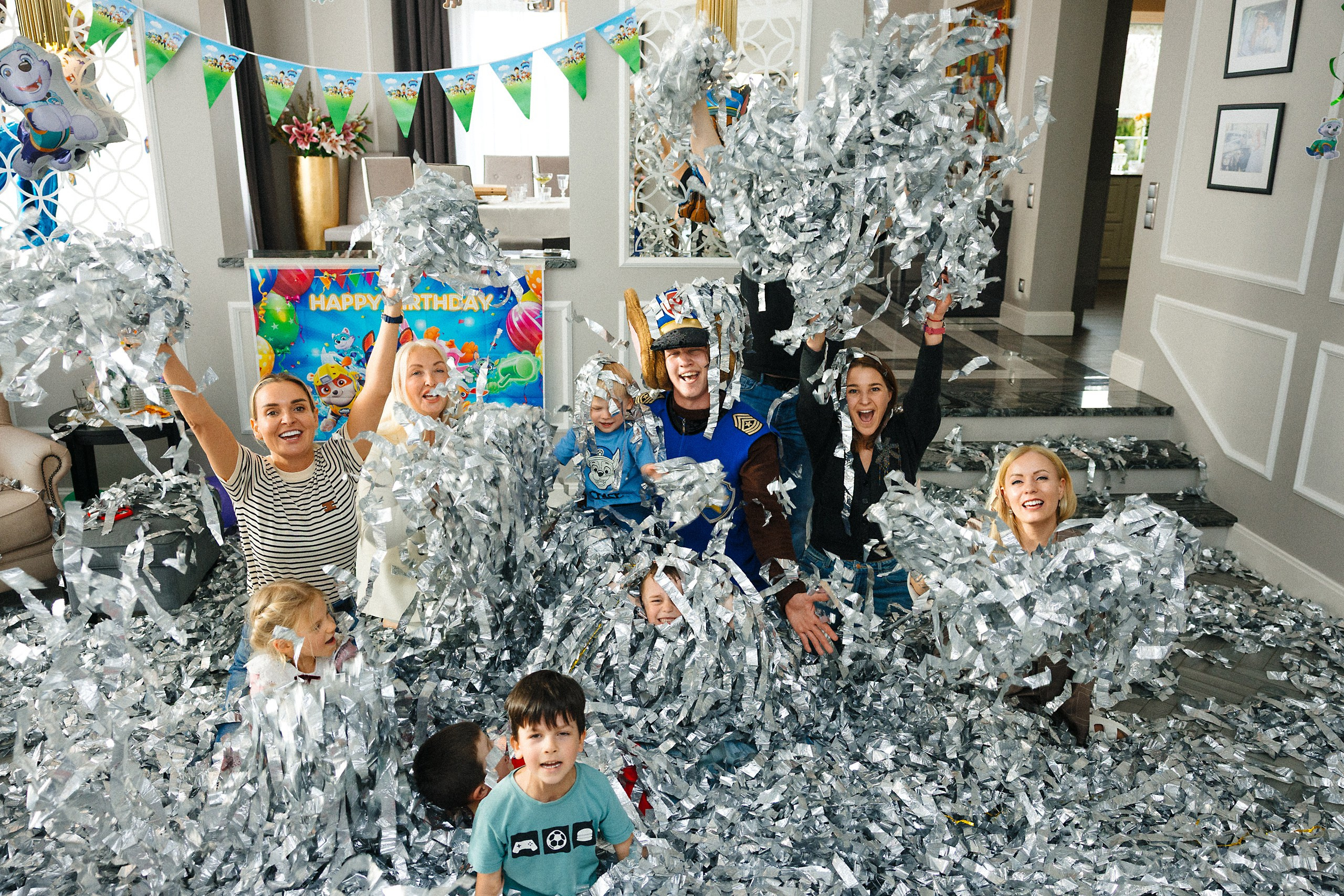 Фотосъёмка детского дня рождения с аниматором и фольгированной дискотекой в Риге. Евгений Тимофеев | Свадебный и контент-фотограф и видеограф в Риге