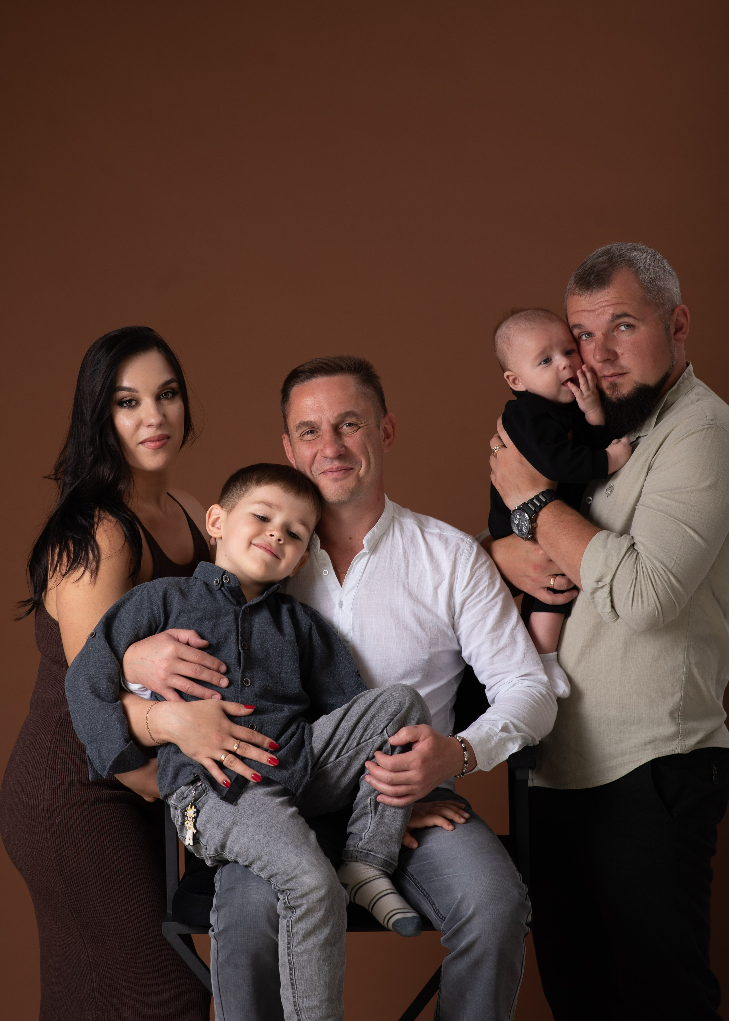 Живые эмоции, объятия, радость и искренние моменты Ваших поколений. Я — семейный фотограф в Анталии, создаю тёплые и естественные фотографии для Вашей семьи